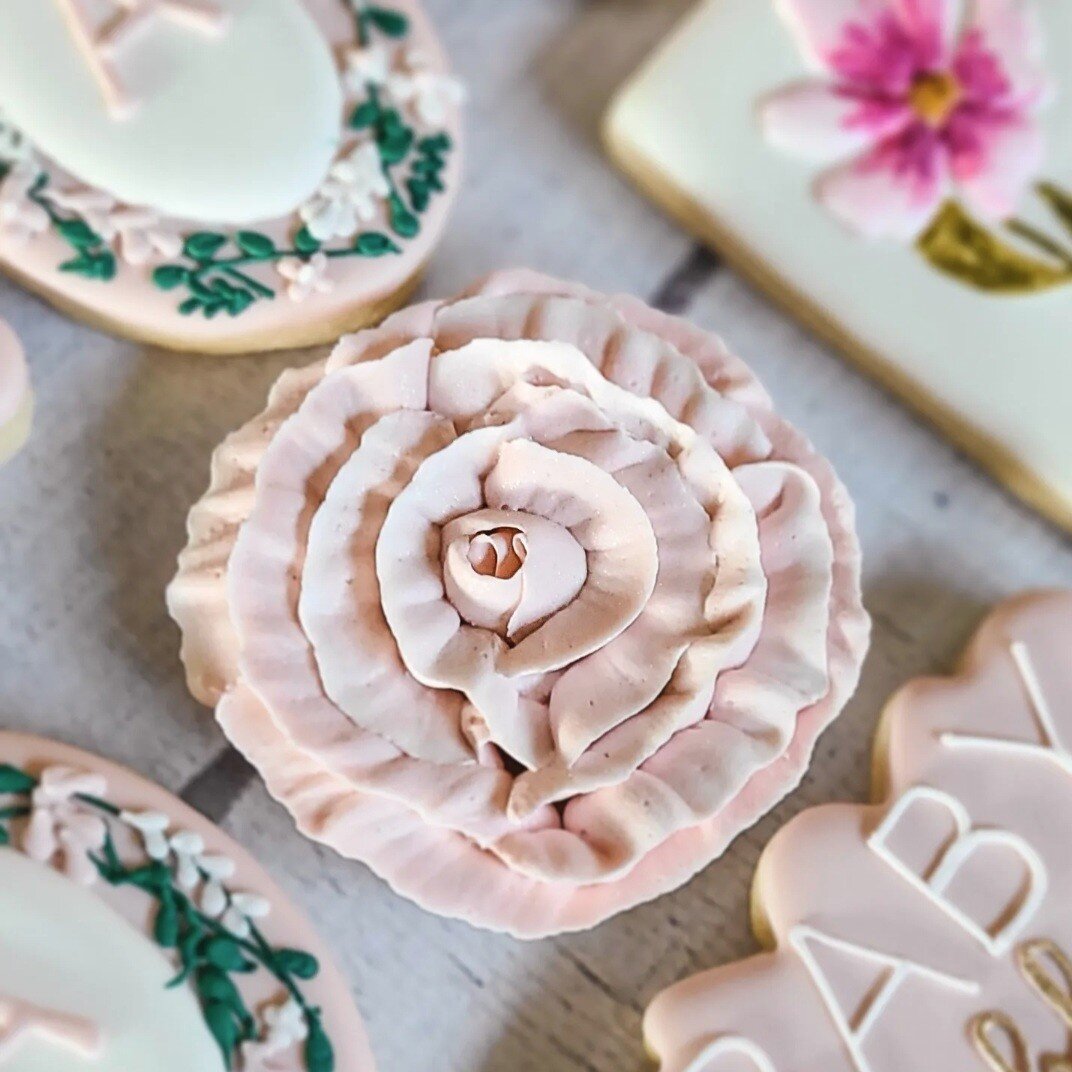 I have never been more excited and ready for spring in my life! Also, how amazing did these turn out! 🥹🌸
&bull;
&bull;
&bull;
&bull;
#theblissfulbitellc #Cookies #sweettreats #buzzfeedfood #sugarcookies #ordernow #gilbertsmallbusiness #az #gilberts