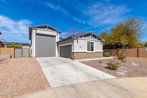 There are some motivated sellers for this house in Casa Grande! RV garage &amp; pool! 🏊&zwj;♂️

📍Casa Grande, Arizona 
📍Motivated sellers - make an offer!
📍Cul de sac lot
📍DM for full detail 👈🏽 

🏠3 Bedrooms | 2.5 Bathrooms | 2,007 SqFt
🏠Ove