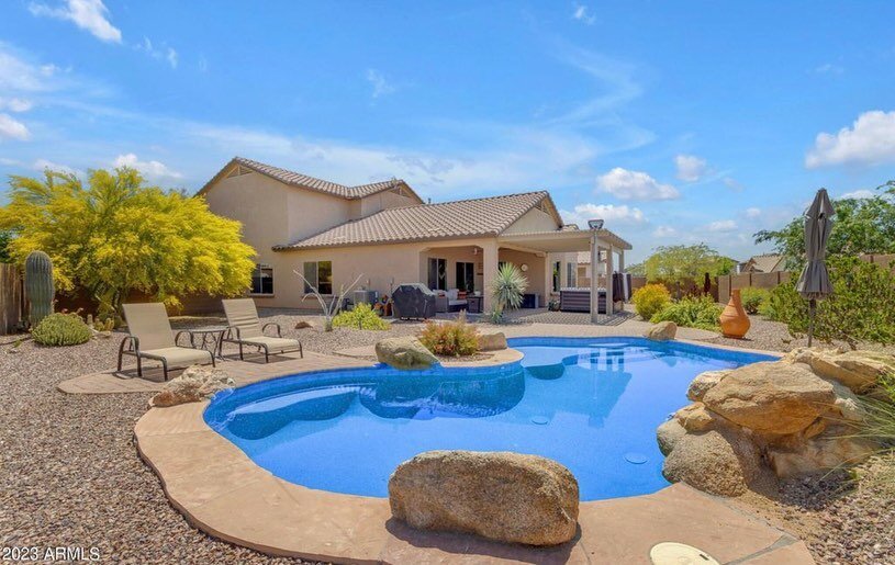This house sits on an oversized lot &amp; has a pool 😍🏊&zwj;♂️

📍Florence, Arizona 
📍Sits on an oversized lot
📍Community center in neighborhood
📍DM for full detail 👈🏽 

🏠5 Bedrooms | 3 Bathrooms | 2,289 SqFt
🏠POOL and a huge backyard
🏠Spac