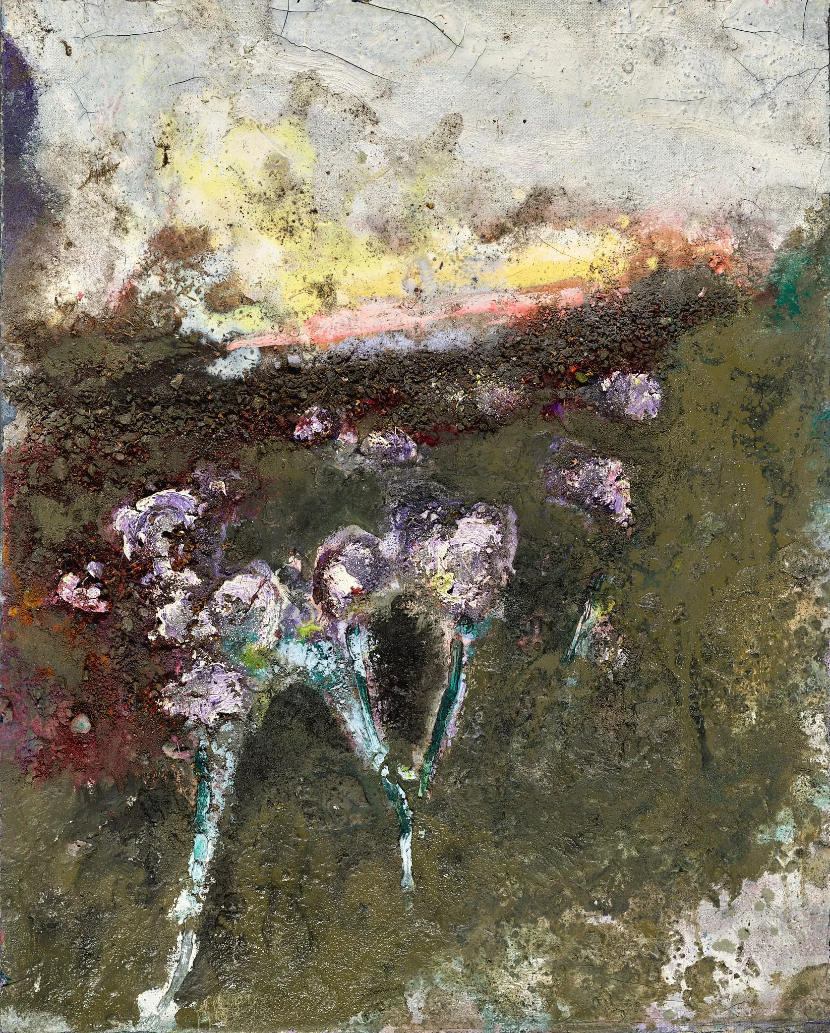 Abstrakt maleri med blomsteraktige former og jordfarger.