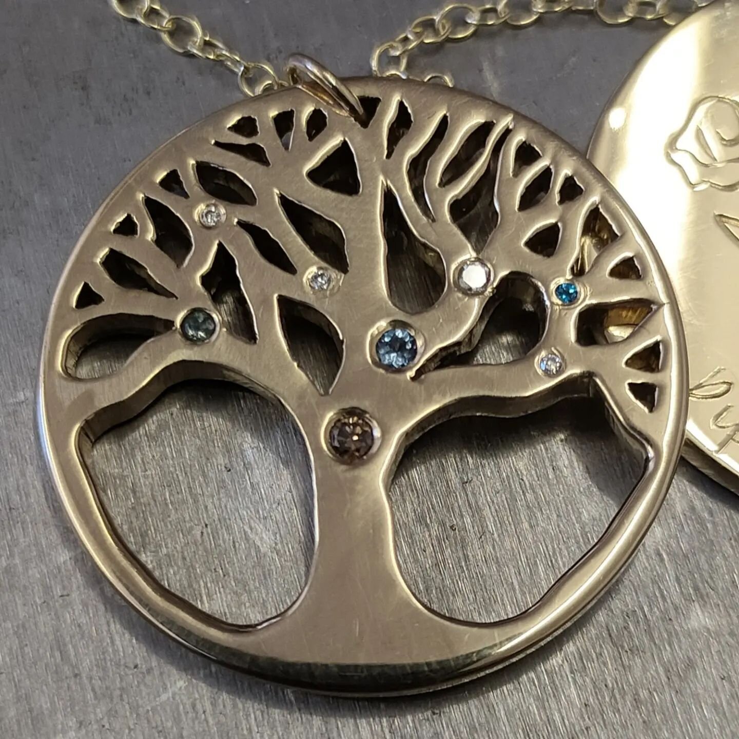 This commission for the lovely @zoetrott10 took some time to make. But it was such a pleasure to work with such an amazing lady. And - she loves it. Phew! 
#sarahreecejewellery #gold #gems #treeoflife #9ct #diamond #aquamarine #topaz #alexandrite #de