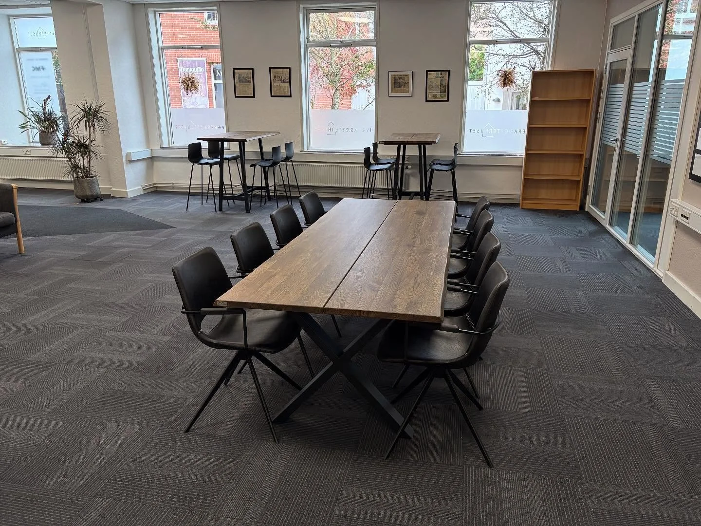 Make-over i fælleslokalet. 
Fra kedelige institutionsborde til lækre kvalitetsmøbler!👌🏼
Med støtte fra Jysk Energis sponsorpulje har vi nu modtaget nyt inventar fra Kallesøe Bolighus.
Det kommer både husets