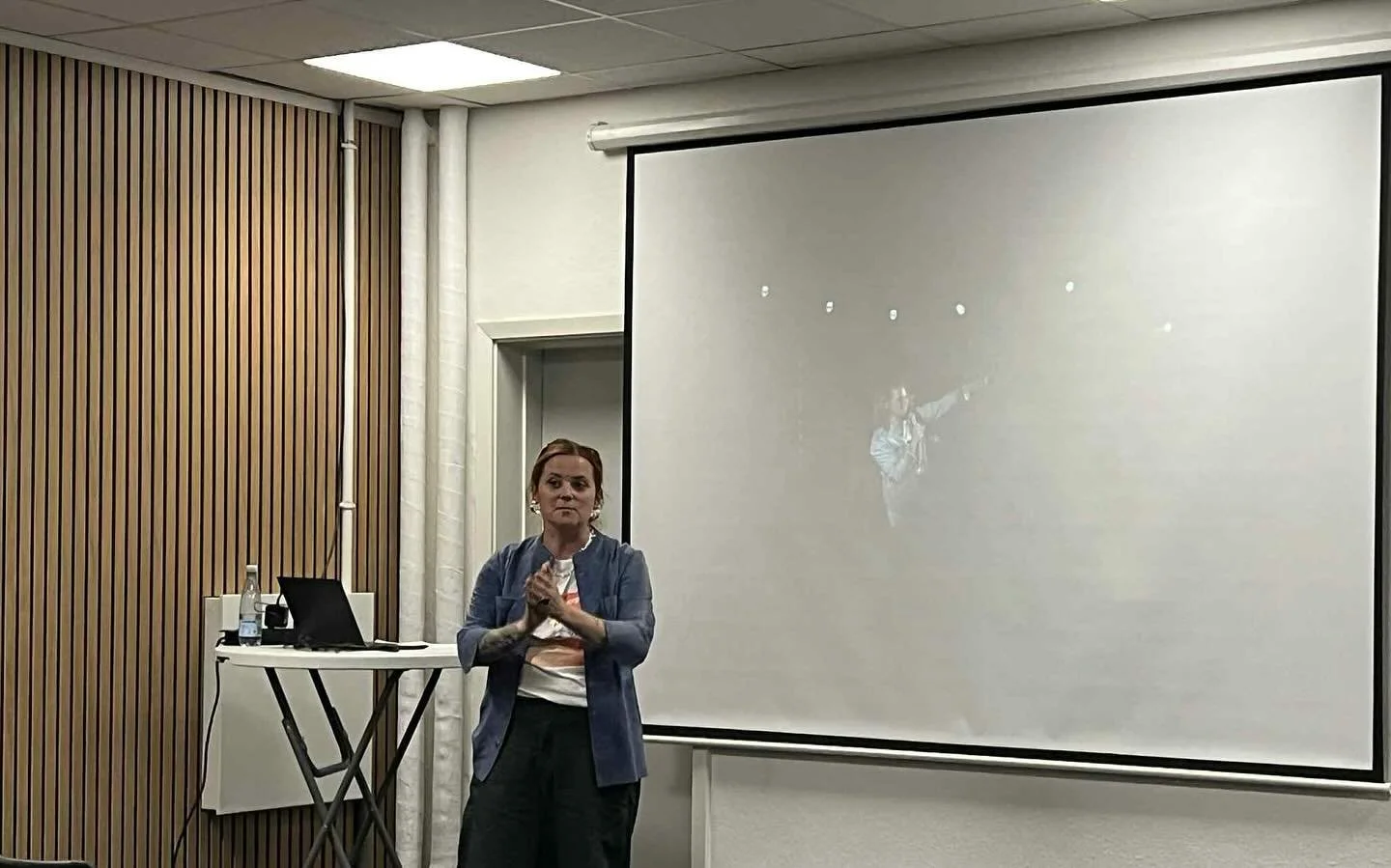 40 unge deltog i mandags i et inspirerende oplæg med Helle Langer, initiativtageren bag kulturstedet 18B i Harboøre.
Helle fortalte om sin rejse som lokal iværksætter – om hvordan en gammel brugs blev forvandlet til et