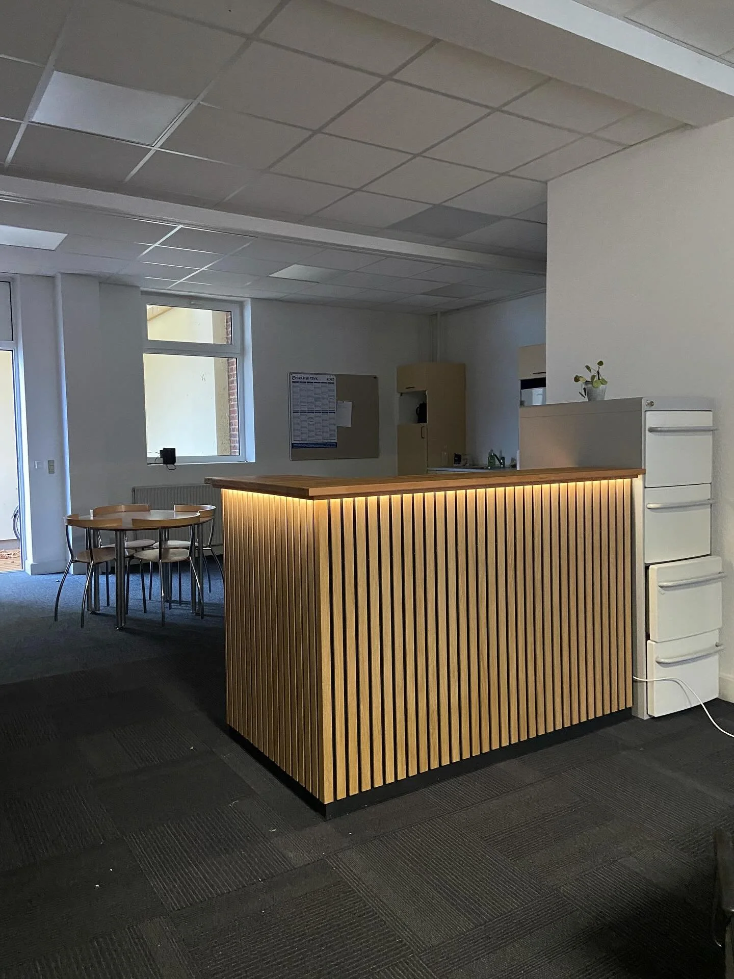 Projekt Minibar i Iv&aelig;rks&aelig;tterhuset! ✨

Siden renoveringen i for&aring;ret 2024 har vi haft en del overskudsmateriale, som vi gerne ville f&aring; brugt.

En stor tak til pedellerne p&aring; @lemviggym for at hj&aelig;lpe os med at n&aring