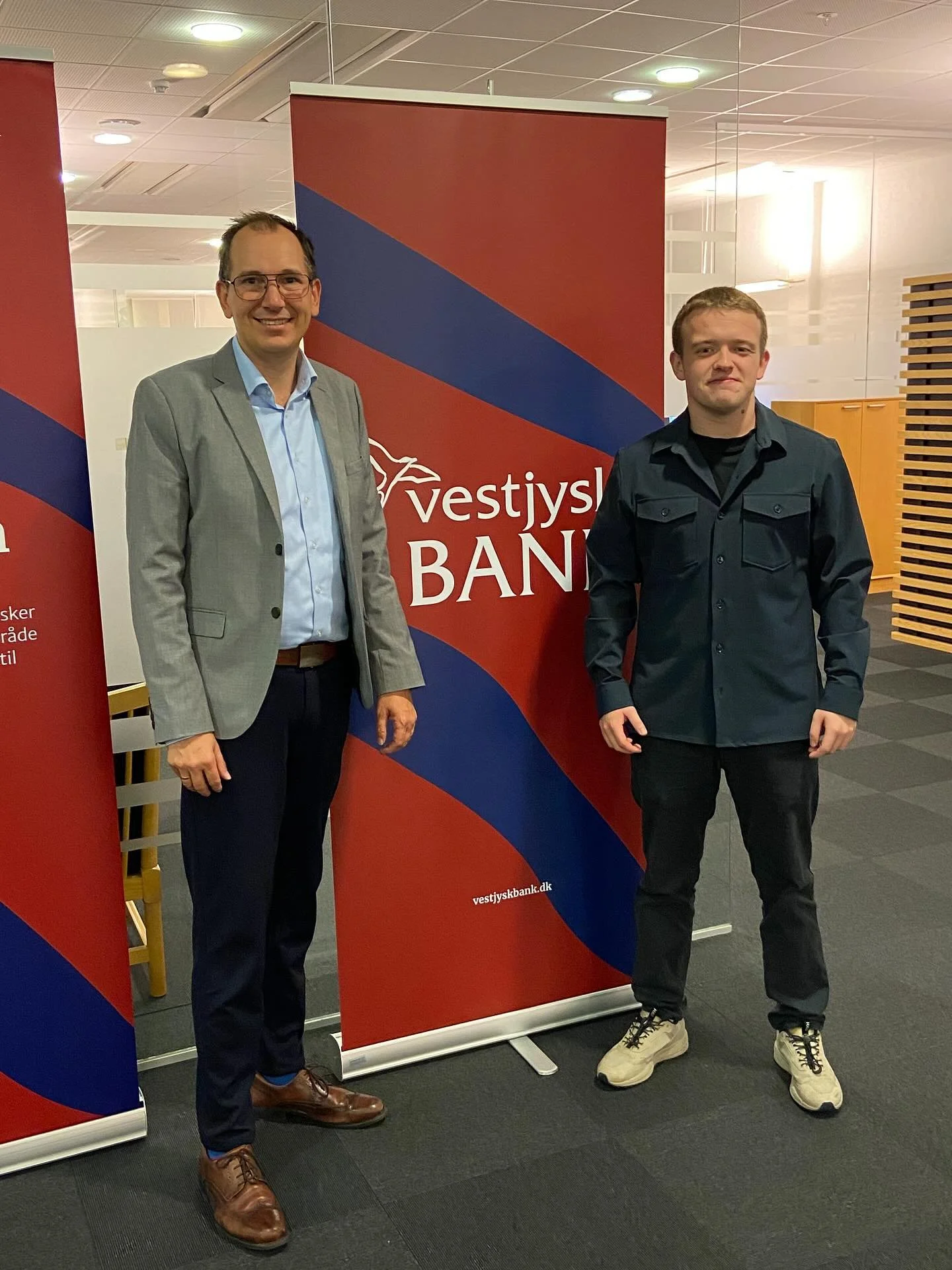Vestjysk Bank &ndash; Ny Hovedsponsor i Iv&aelig;rks&aelig;tterhuset! 🤝

Vi er glade og stolte over at kunne byde Vestjysk Bank velkommen som ny hovedsponsor i Iv&aelig;rks&aelig;tterhuset! 

Deres st&oslash;tte betyder, at vi kan skrue endnu mere o