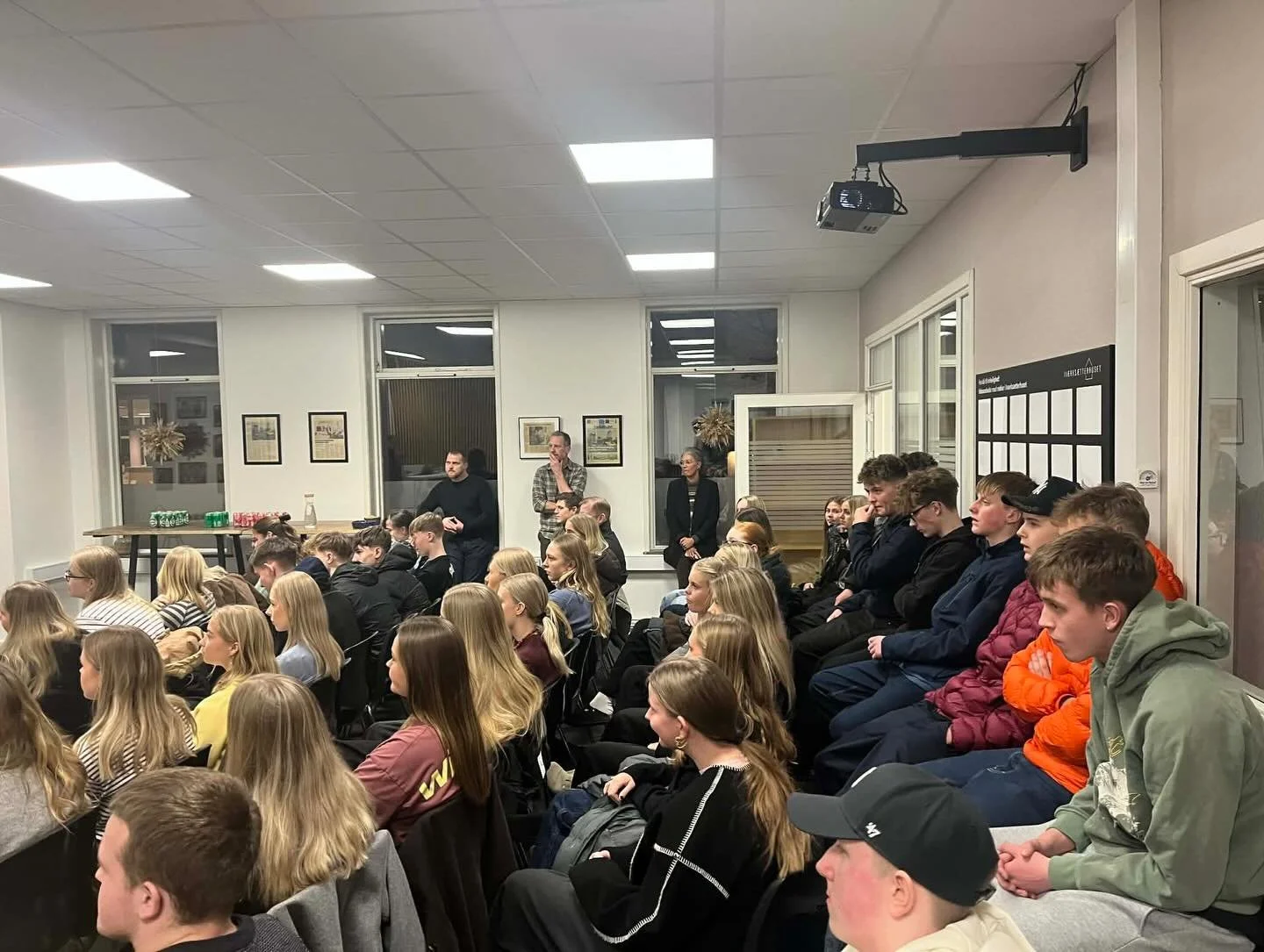 Total fyldt op i f&aelig;lleslokalet til opl&aelig;g med Rebekka Brokmann om rejsen med @brokman_s 

Tusind tak til Rebekka for et godt, inspirerende og sp&aelig;ndende opl&aelig;g om rejsen med at opstarte et storbyinspireret caf&eacute;koncept i li