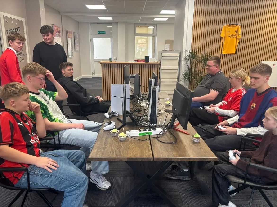 Markedskommunikationsholdet fra @lemviggym har de sidste par uger arbejdet h&aring;rdt frem mod #Fodboldtr&oslash;jeFredag

Her har de mixet:
✔️ konceptet Fodboldtr&oslash;jeFredag
✔️ indsamling til B&oslash;rnecancerfonden
✔️ unge, id&eacute;rige me