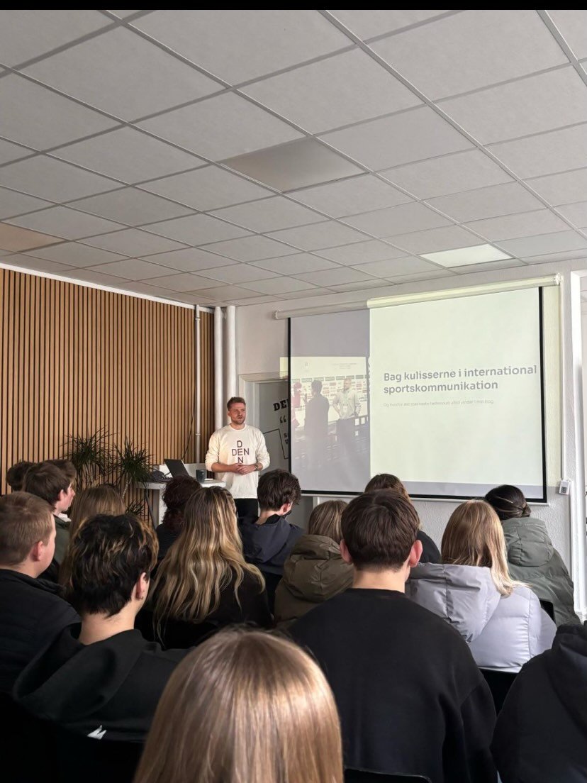 I tirsdags havde vi bes&oslash;g af @jknygaard, stifter af #TwoBirdsOneStone, som gav 60 gymnasieelever fra @lemviggym et sp&aelig;ndende indblik i kulisserne bag dansk og international sportskommunikation.

Denne formiddag kom vi helt t&aelig;t p&ar