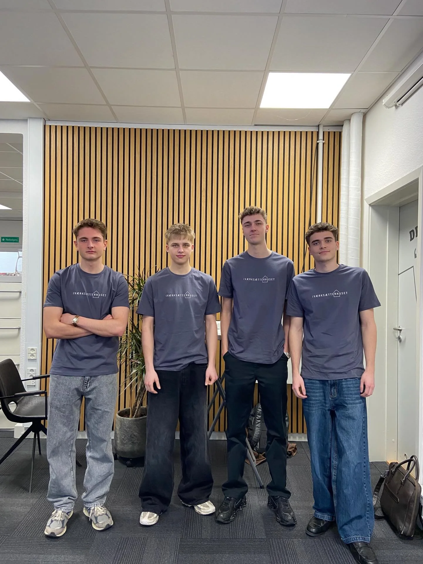Vi har f&aring;et nye tr&oslash;jer til Iv&aelig;rks&aelig;tterhuset til vores brugere og frivillige fra NORDTextile 👕

Det er ret sjovt at t&aelig;nke p&aring;, at historien faktisk starter her i huset. Hjalte var nemlig en af de allerf&oslash;rste
