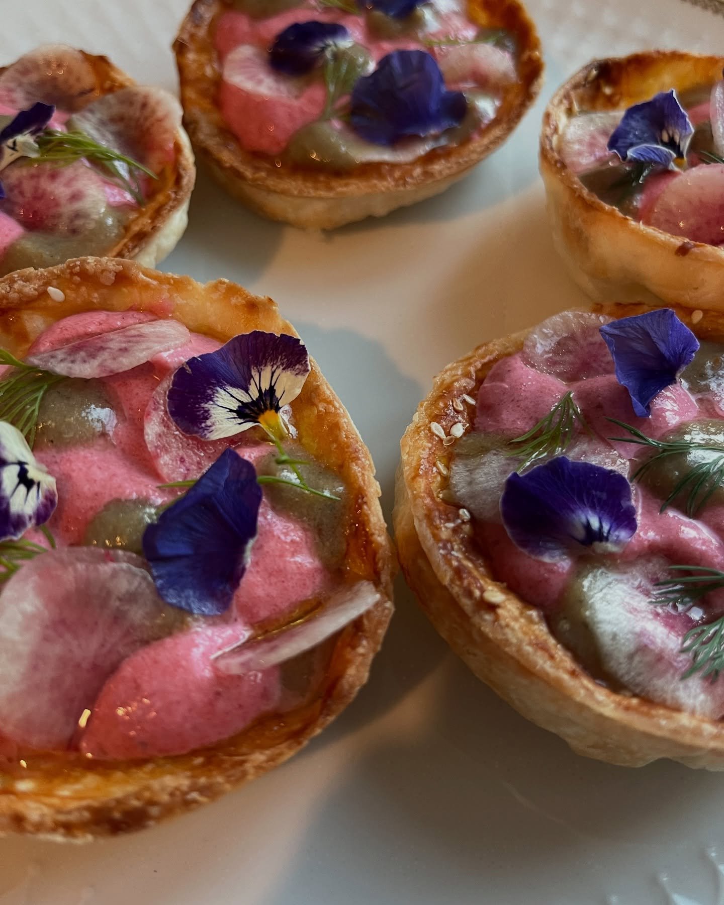 Explosion de saveurs : mousse de betterave au ch&egrave;vre, cr&egrave;me d&rsquo;anchois fum&eacute; et radis Red Meat croquant 🌸🪻🌼