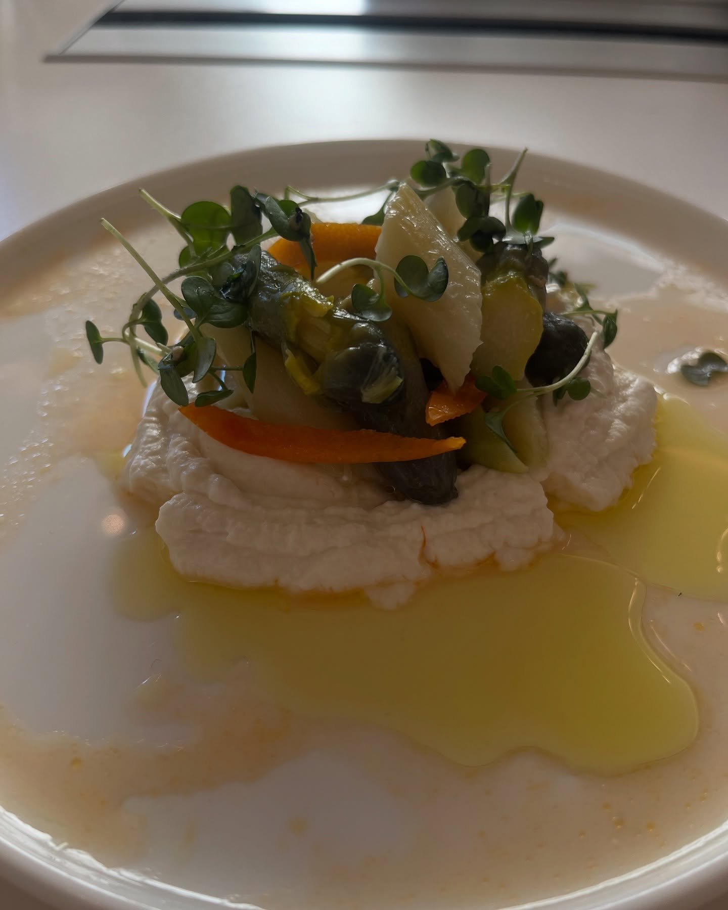 Les premi&egrave;res asperges 😍🤍💚 Ici je vous propose une entr&eacute;e &agrave; base de ricotta fum&eacute;e, des asperges blanches avec un assaisonnement aux agrumes, du kumquat confit au sel et des pousses de moutarde
