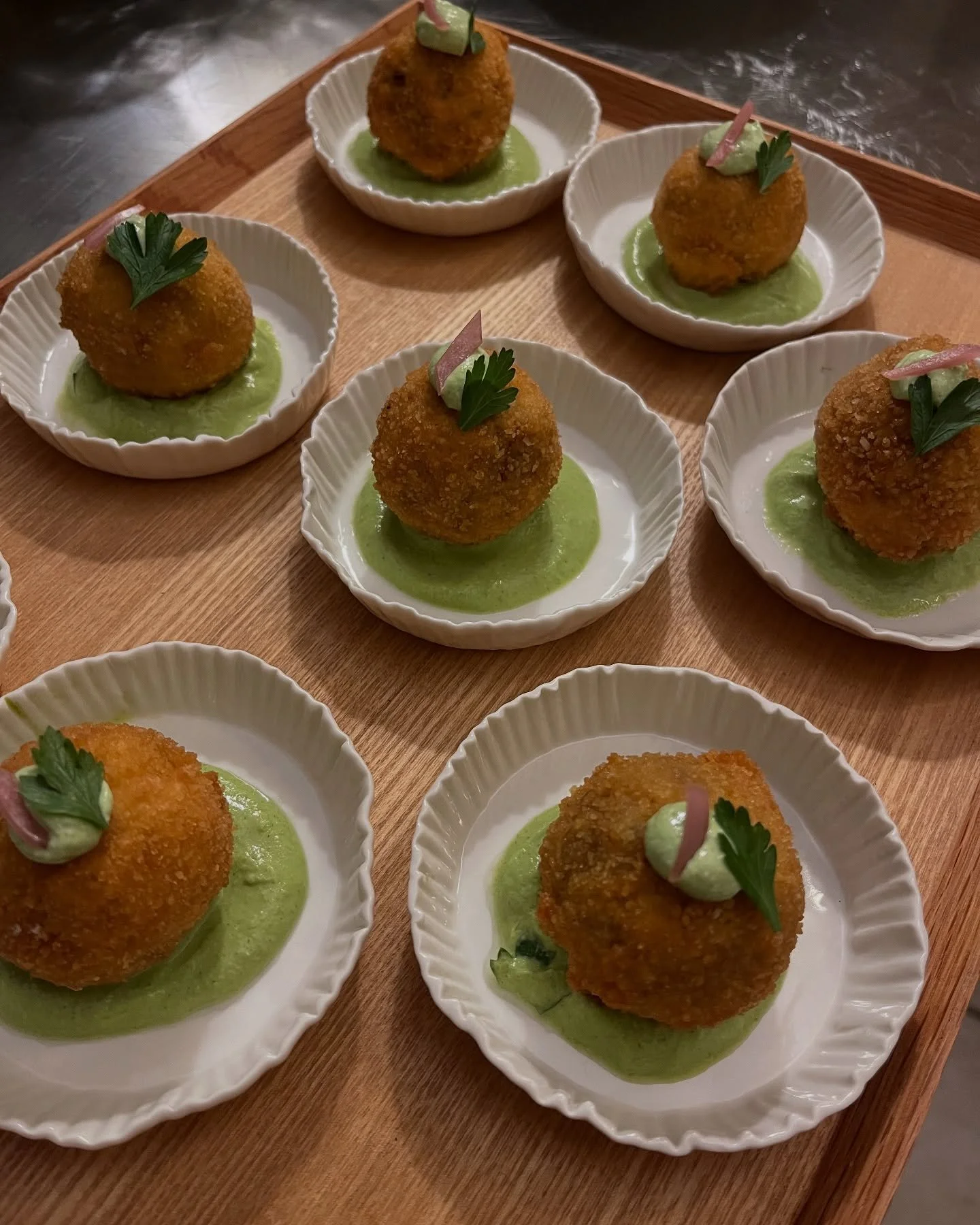 🥚✨ Mini Scotch Eggs : un &oelig;uf de caille lov&eacute; dans une coque croustillante&hellip; le tout twist&eacute; avec ma sauce verte magique 🌿💚