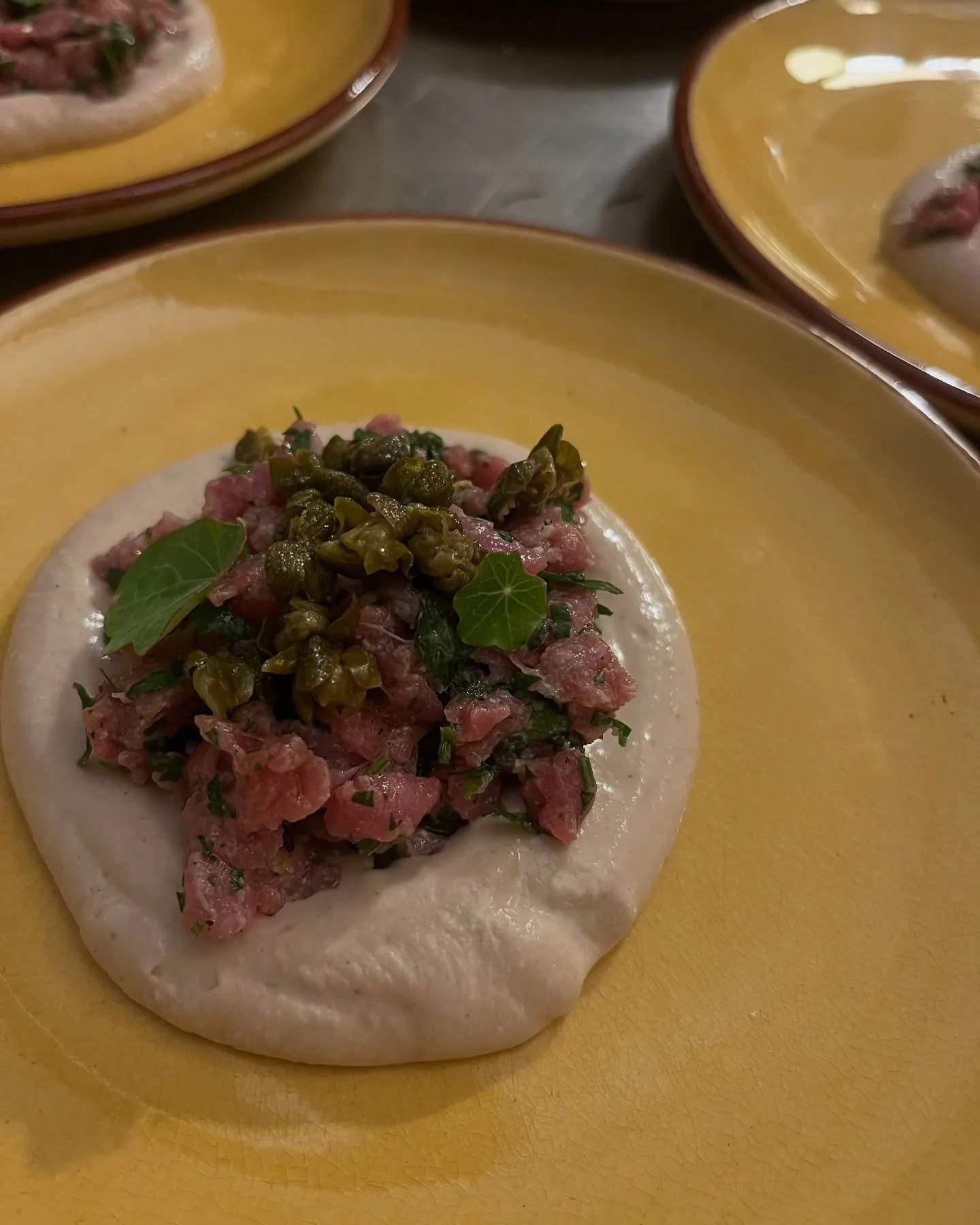 ✨ Tartare de veau fa&ccedil;on vitello tonnato ✨
Un classique italien revisit&eacute; en fra&icirc;cheur :
🥩 Veau travaill&eacute; en tartare
🌊 La sauce onctueuse et savoureuse qui fait toute la magie du vitello tonnato
🌿 C&acirc;pres frites crous