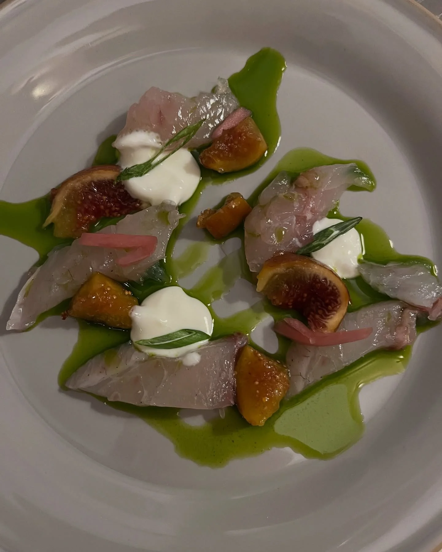 ✨ Crudo de daurade
🌿 Huile de feuille de figuier
🔥 Figue r&ocirc;tie &amp; figue fra&icirc;che
🥛 Yaourt de brebis