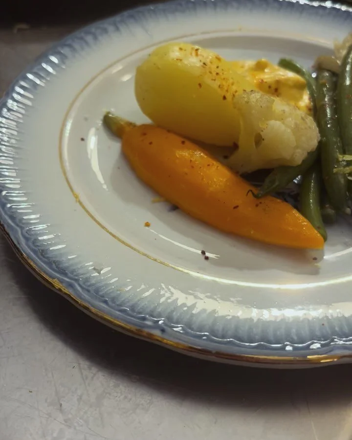 ✨ L&rsquo;a&iuml;oli de l&eacute;gumes ✨

Une assiette color&eacute;e et croquante :
🥕 carottes douces
🥔 pommes de terre fondantes
🌱 haricots verts croquants
🌿 fenouil parfum&eacute;
🌸 chou-fleur d&eacute;licat

Le tout sublim&eacute; par une sa