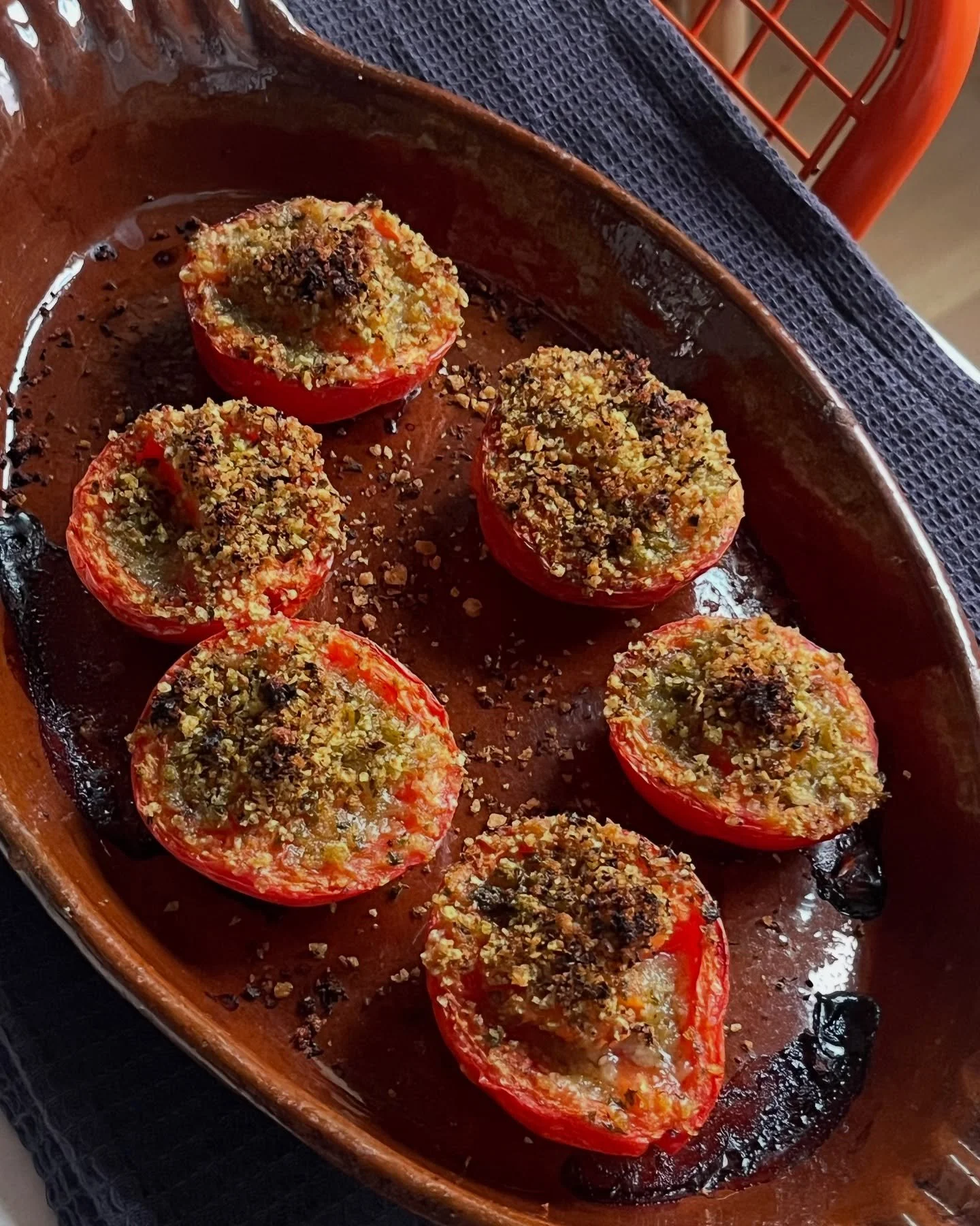 🍅✨ Les tomates &agrave; la proven&ccedil;ale de Mimine ✨🍅

Un plat simple, rempli de soleil et de souvenirs 🌿☀️
Ma grand-m&egrave;re nous en pr&eacute;parait souvent, et rien que l&rsquo;odeur qui sort du four me ram&egrave;ne en enfance.

👉 Parf