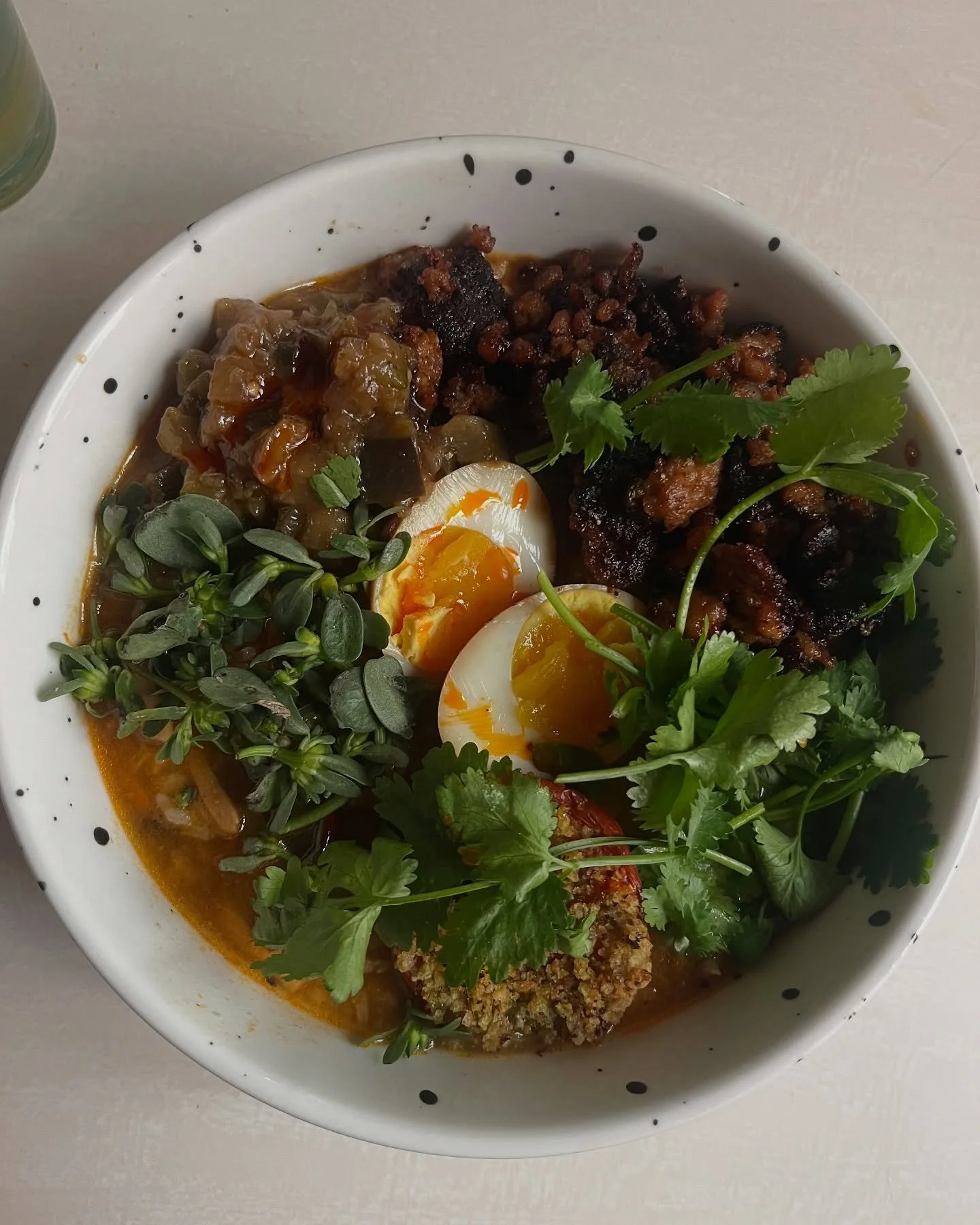 ✨ Comfort food par excellence : le congee 🍚
Une soupe de riz r&eacute;confortante, g&eacute;n&eacute;reuse et pleine de saveurs !

👉 Ici, je l&rsquo;ai pr&eacute;par&eacute;e avec :
🌿 Un bouillon shiitak&eacute; &amp; miso parfum&eacute;
🥢 Une fa