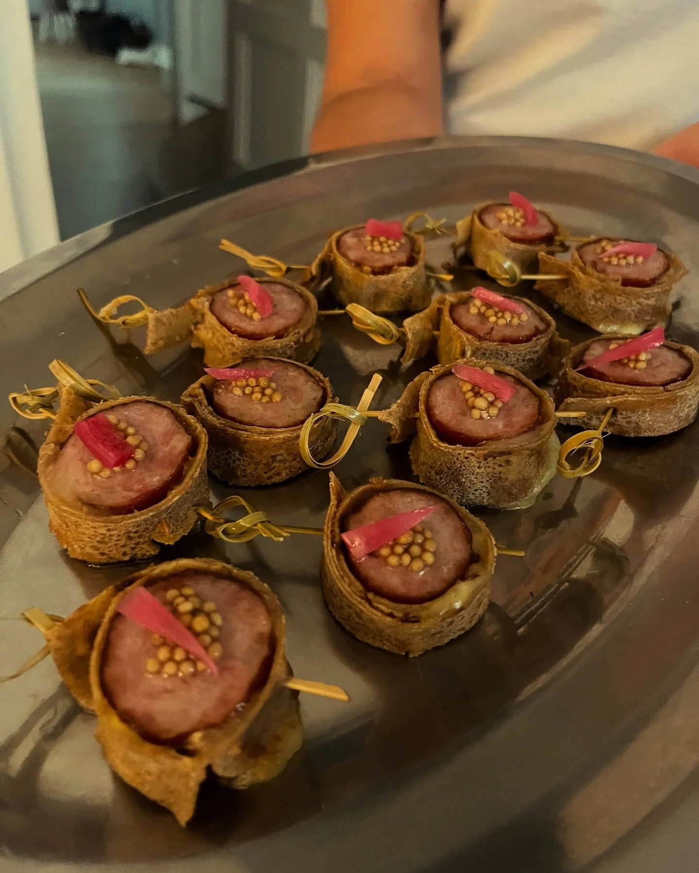 La galette-saucisse version cocktail 😍
🌾 Bl&eacute; noir
🔥 Saucisse de Montb&eacute;liard
🧀 Comt&eacute;
💛 Moutarde &amp; pickles d&rsquo;oignon rouge
Un concentr&eacute; de terroir en une bouch&eacute;e ✨

#GaletteSaucisse #CocktailDinatoire #C