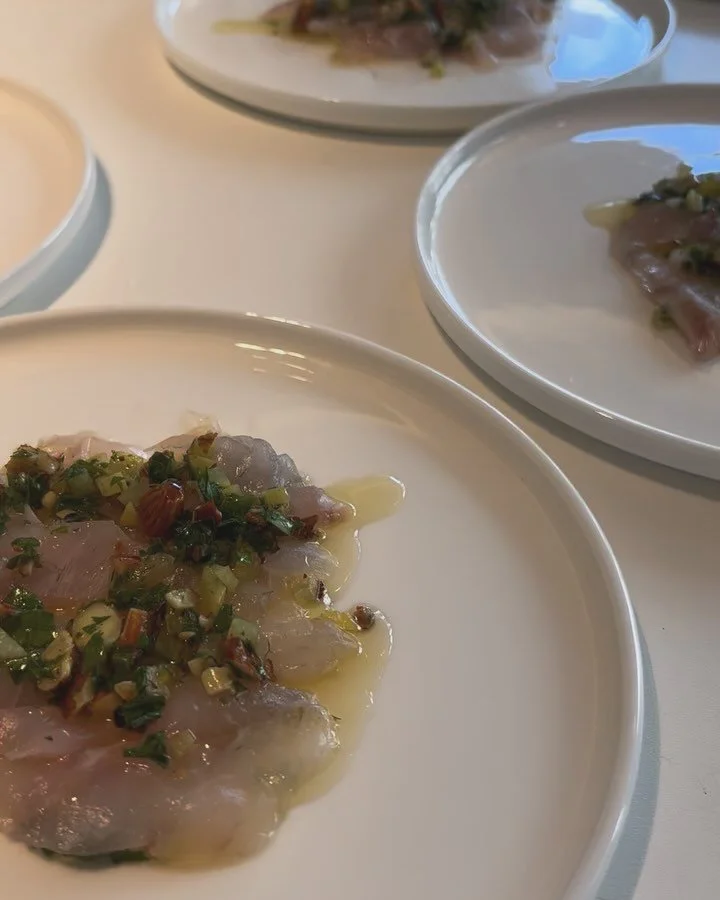 🐟 Carpaccio de daurade &amp; condiment au persil, huile d&rsquo;argan, jus de citron, amande et citron confit &mdash; une assiette tout en fra&icirc;cheur et en &eacute;quilibre 🌿✨ 🍋

En option v&eacute;g&eacute;tarienne, un fenouil confit💚

Repa