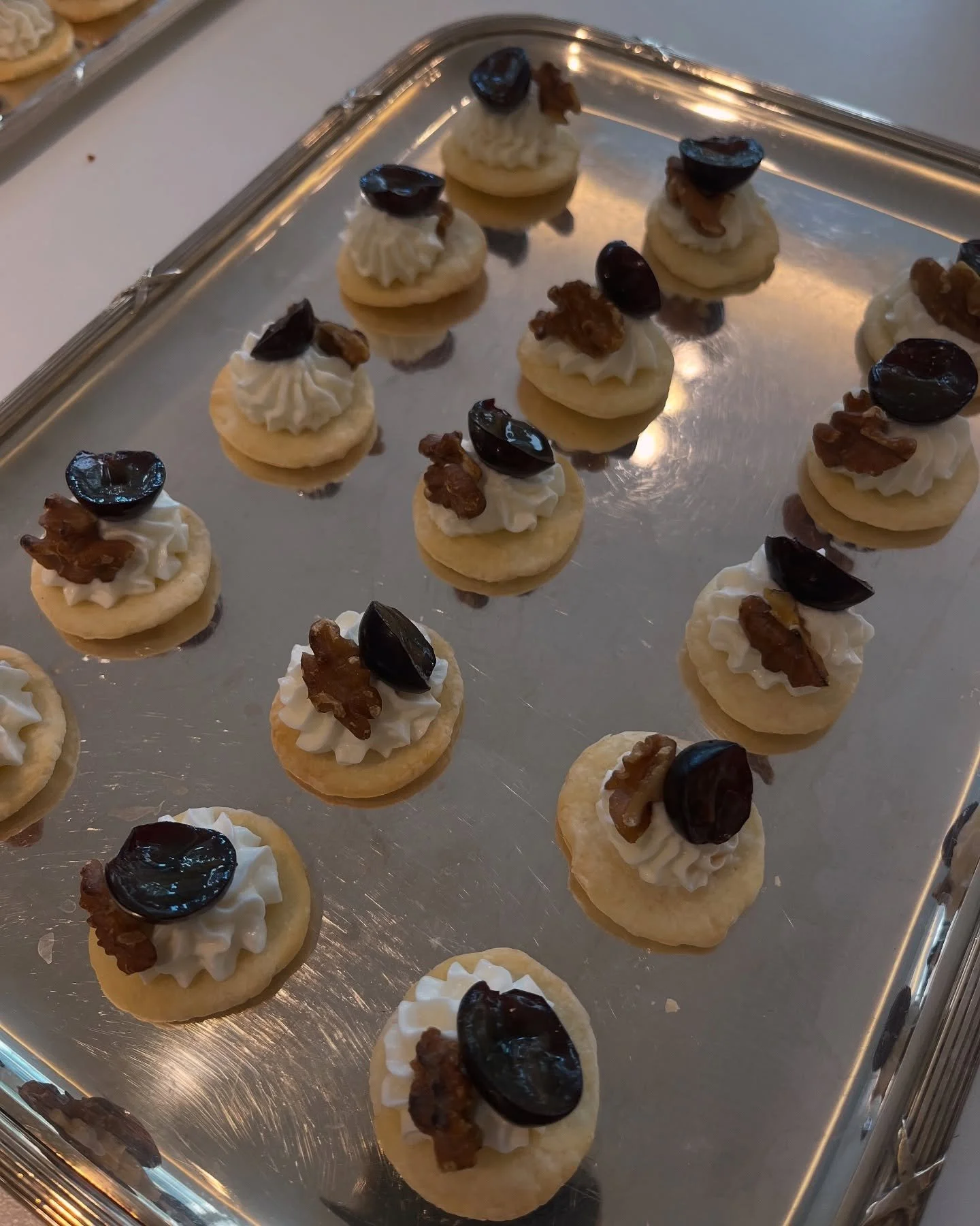 Tartelettes feuillet&eacute;es &agrave; la cr&egrave;me mont&eacute;e au ch&egrave;vre, raisin et noix 🍇

Des petites bouch&eacute;es pleines de douceur et de croquant, parfaites pour un ap&eacute;ritif ou une entr&eacute;e tout en l&eacute;g&egrave