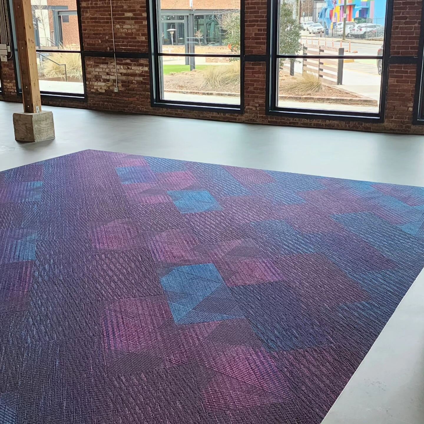 When art and carpet collide...
Stunning Collaboration!! Mannington + Gabriel Dawe, Visual Artist.  Mannington Commercial - Moire Collection, Ray Tracing/Pure Wavelength in color Aura shown.
@mannington.commercial  @manncommercial_atl @gabrieldawe