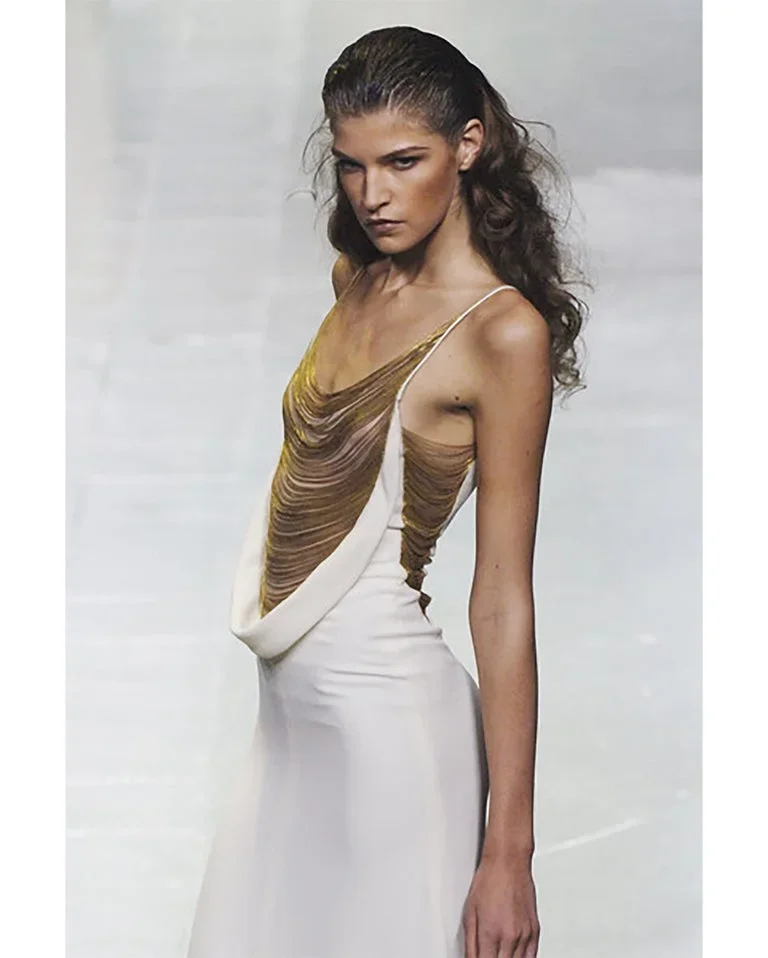 Alexander_McQueen_Spring_2006_CMK5hAN9e_Sl_3_copy_copy_master.webp