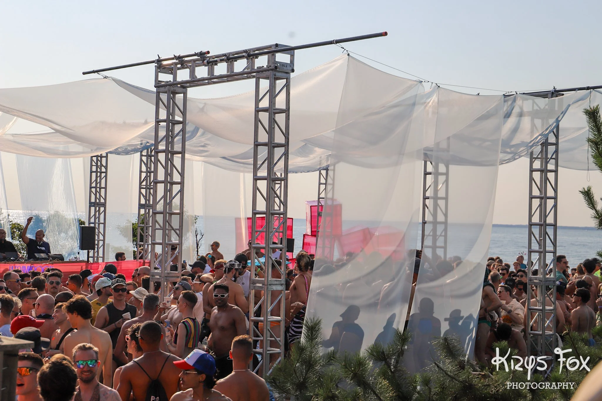 Lo_ClosingParty_BeachParty_KrysFox_2025-74.jpg