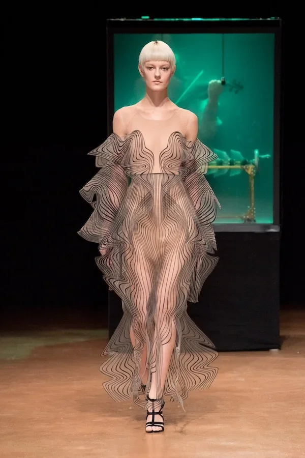 Iris_Van_Herpen_HC17_18_look07-LRG.webp