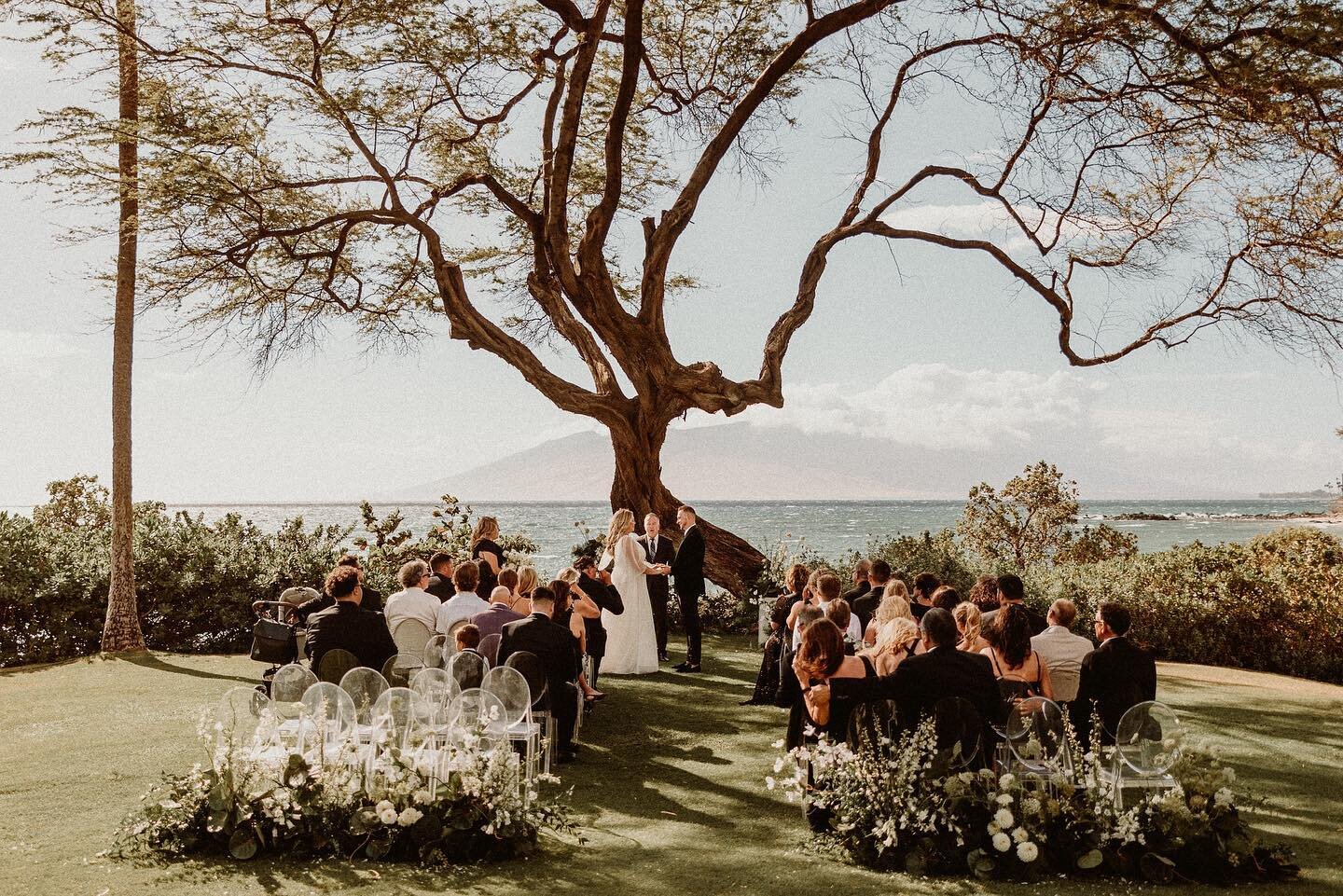 Take us back to @andazmaui! We absolutely loved planning this intimate beachside ceremony in Maui. We wanted to create a modern tropical vibe with black and white accents to suite Kendall and Damion&rsquo;s personal style. #stylishdetailsevents

Wedd