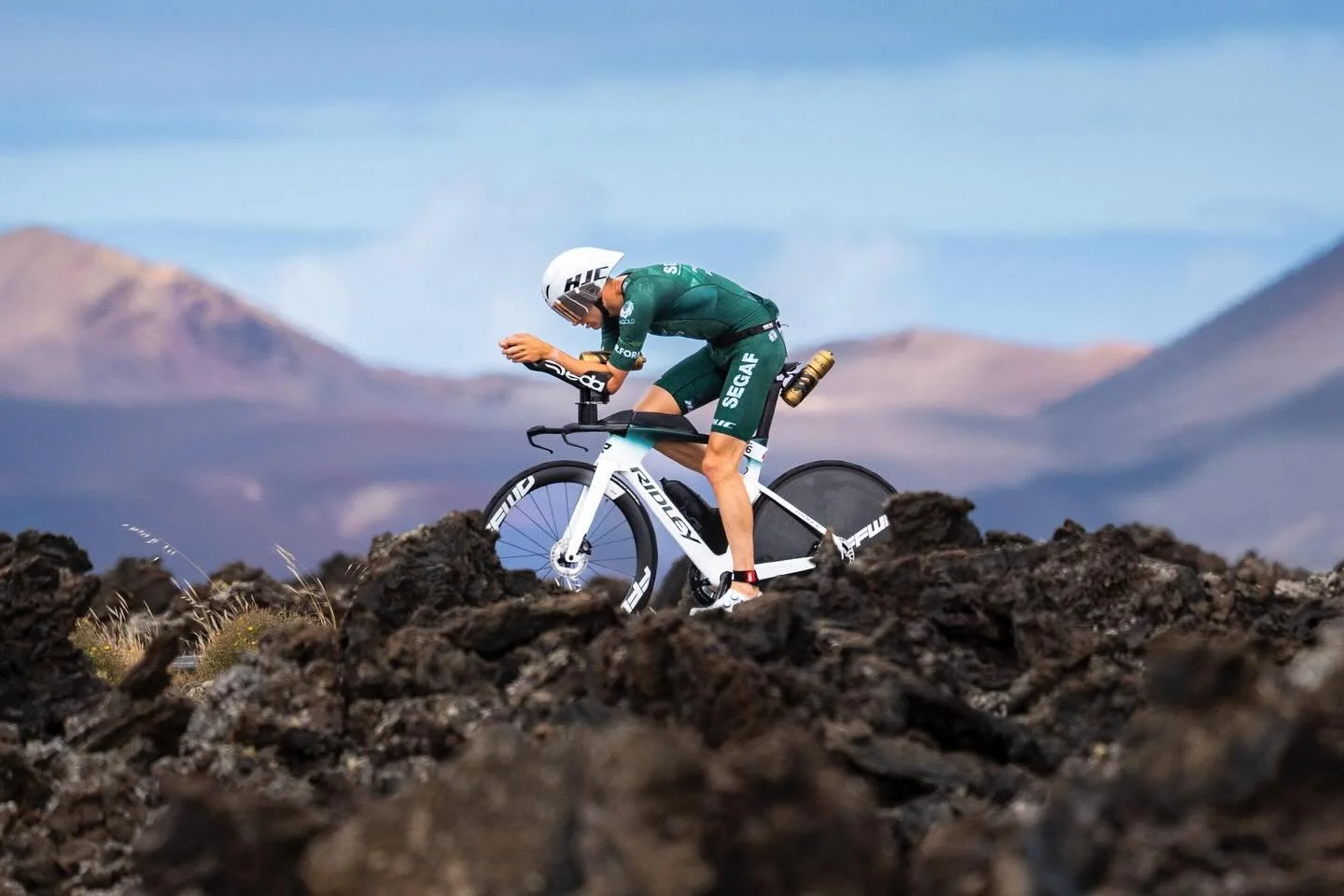 Bike leg @ironmanlanzarote  4h 50&rsquo; 19&rdquo;! 🌋🔥

We initially predicted a 4h 50&rsquo; bike split and nailed it! Stuck to my pacing plan like a champ and it paid off big time. Honestly, it was tough letting people pass, but staying focused o