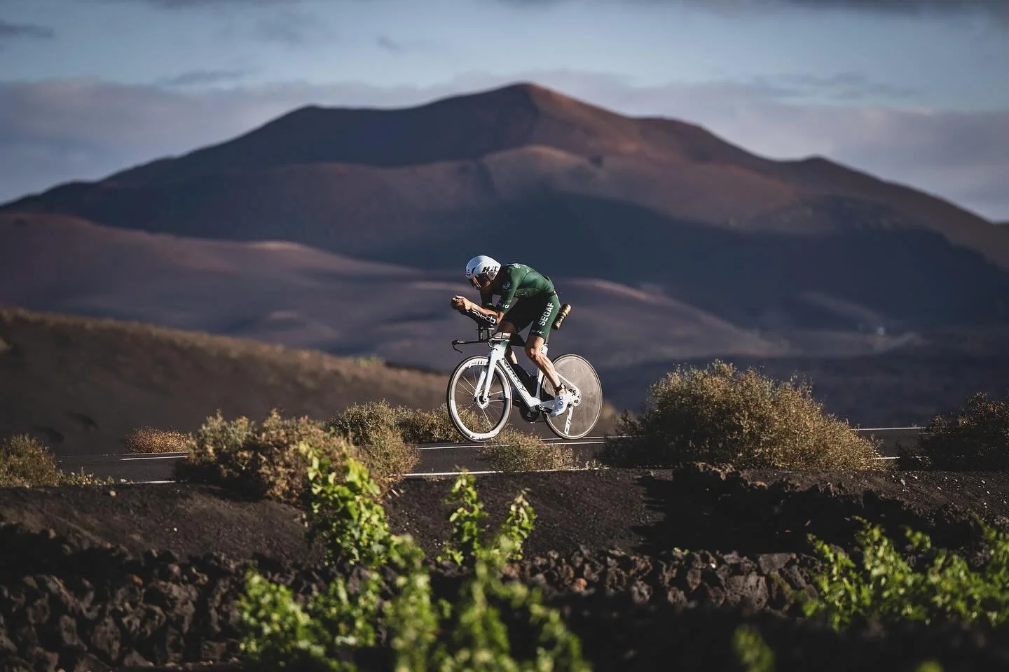 Celebrating International Bike Day with my @ridley_bikes Dean Fast! 🚴&zwj;♂️ 🚀 

There&rsquo;s nothing quite like the thrill of the open road and the wind in my face, especially on Lanzarote 🌋

Grateful for every ride whether it&rsquo;s training o