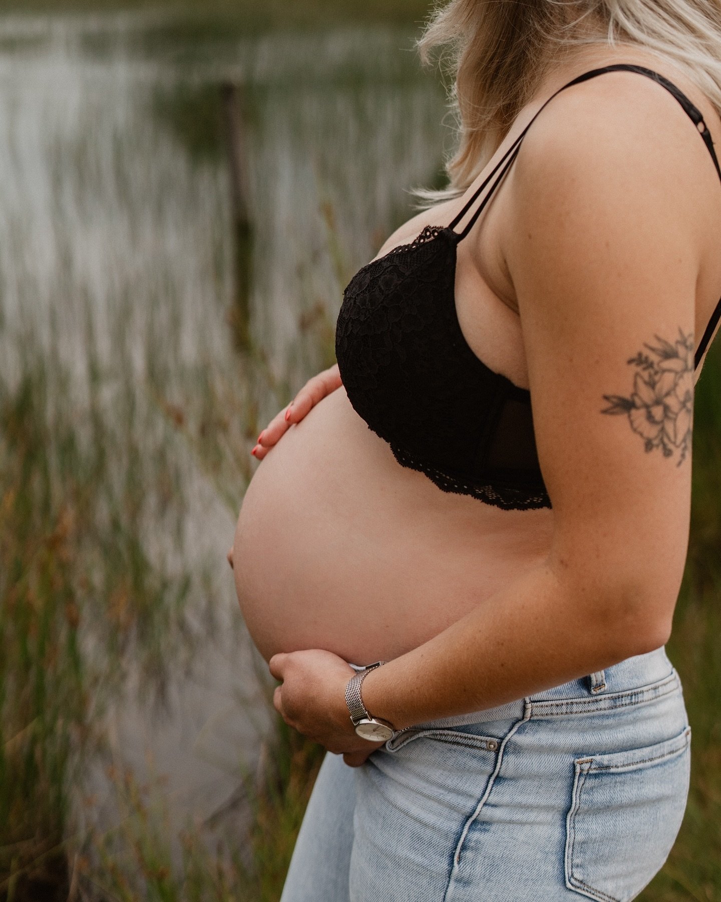 H&eacute;t geluk..

.. van heerlijk weer, een prachtige buik en een ge-w&eacute;l-dig mooi, klein en schattig meertje. Helemaal verliefd op deze shoot🥰

Binnenkort mag ik ook dit kleine wondertje buiten de buik vastleggen🤍

&bull;
&bull;

#loveshoo