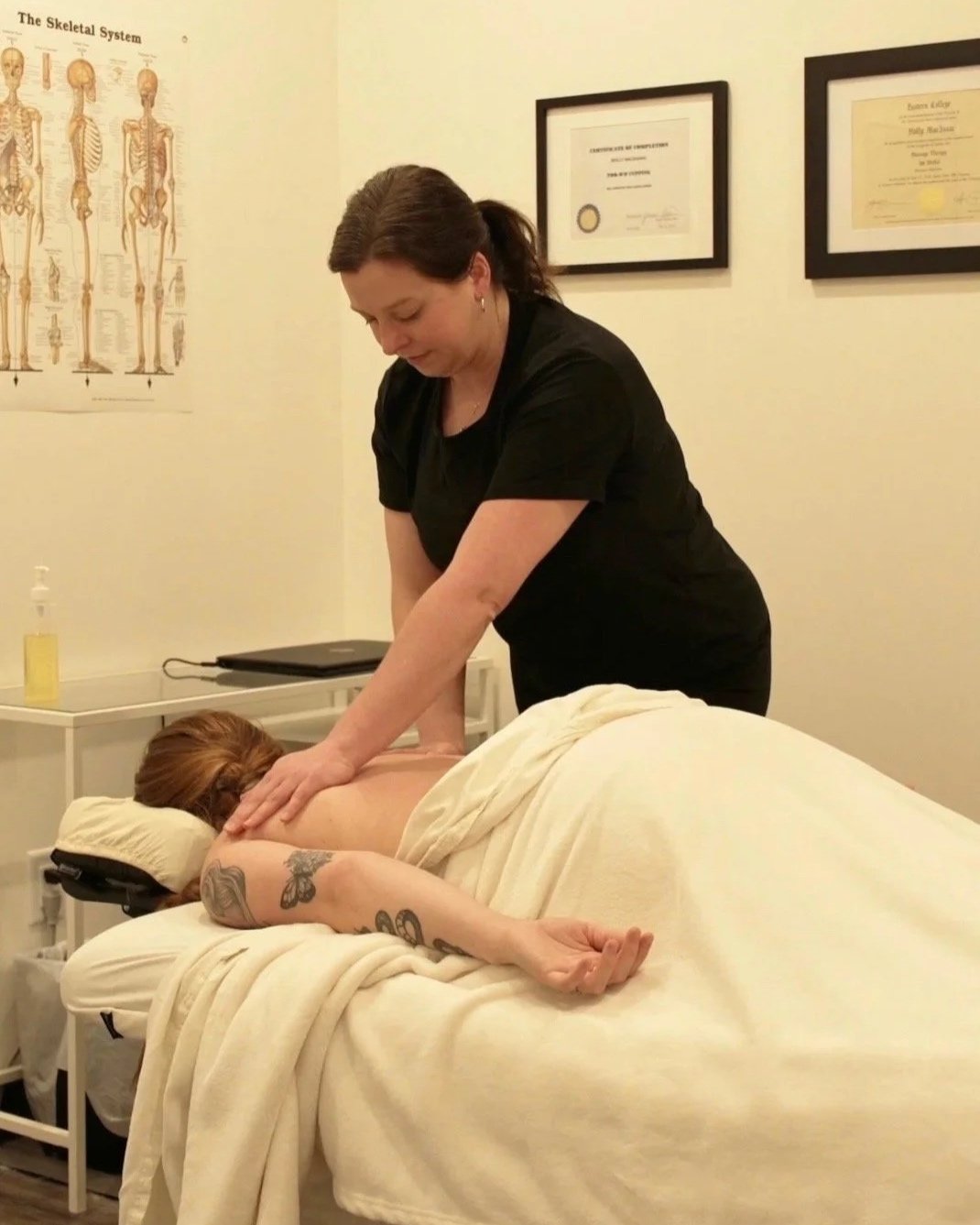 female therapists massage the patient's leg