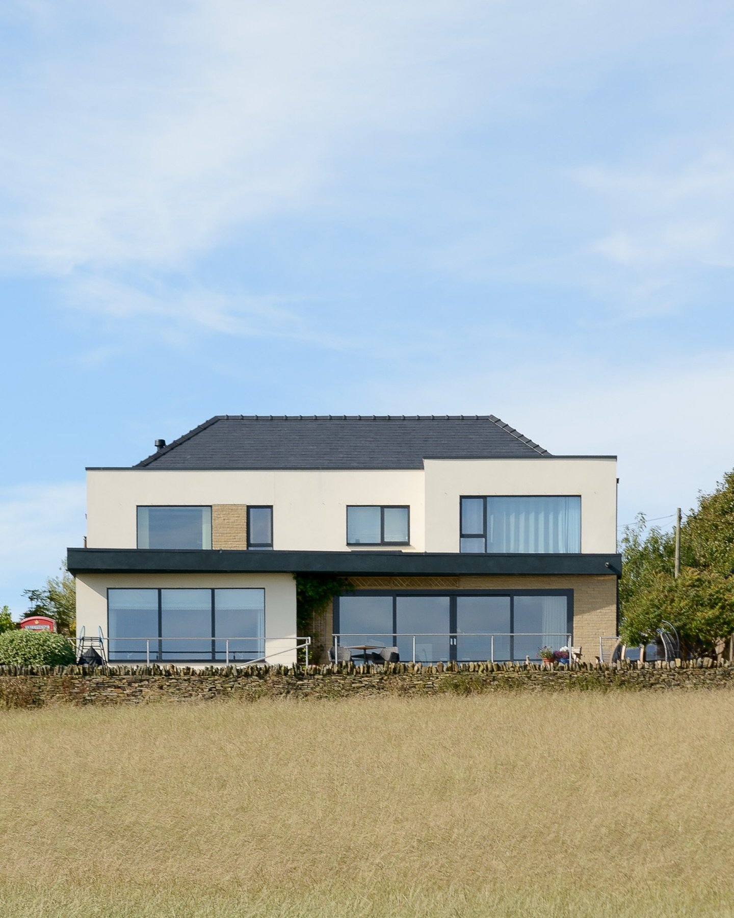 CASTLE HILL | DERBYSHIRE &mdash; NEW BUILD HOME

Perched on a hillside with sweeping views across the Derbyshire landscape, this home strikes a balance between traditional form and crisp modern detailing.

Set into a sloping plot in Holmesfield, it s