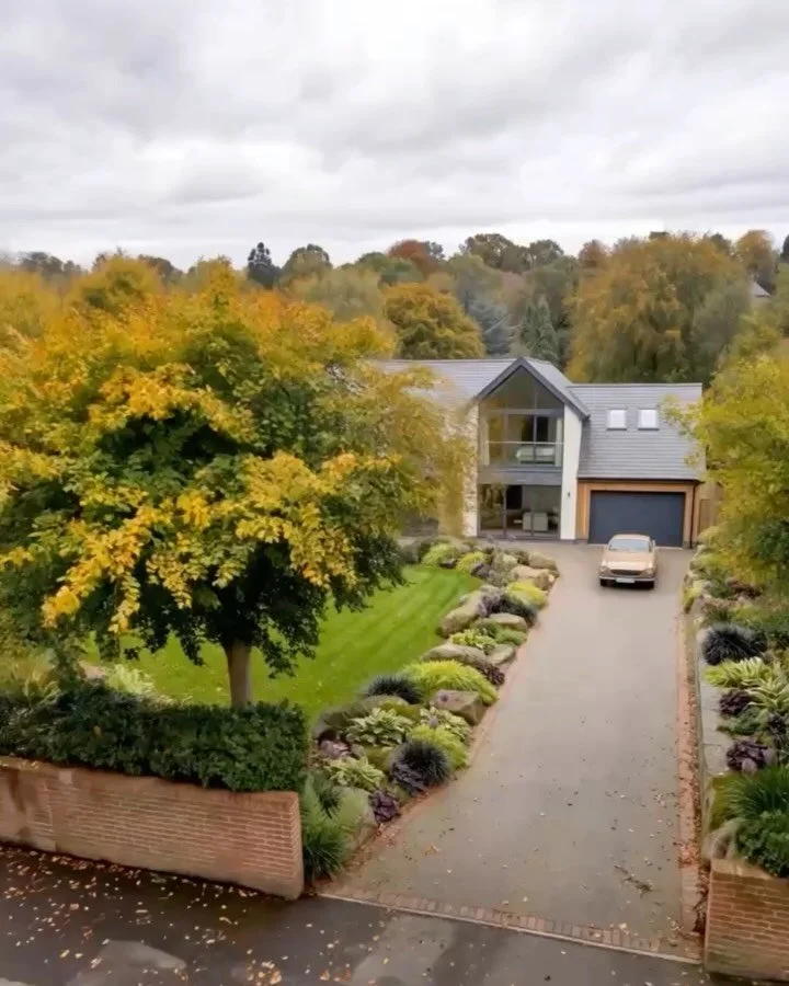 The Avenue | Wakefield

More space. More light. Better flow.

This project is all about reworking how the home lives: opening up key spaces and strengthening that all-important connection to the garden.

Visualised using our latest CGI + AI tools, de