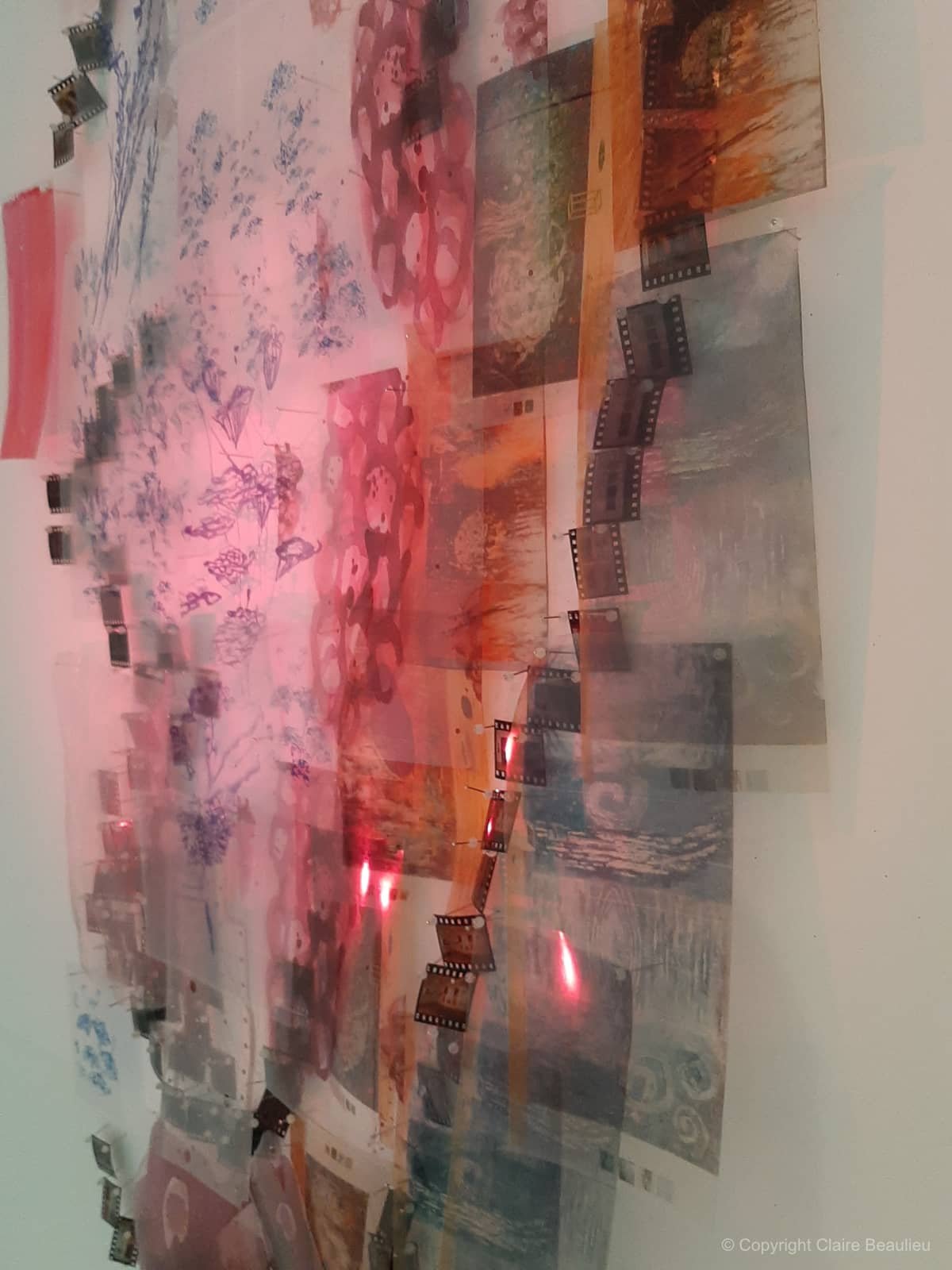  
 Écho 
 Diapositives, impressions numériques sur acétate transparent, perles de plastique, 2m x 1m x 3 cm | 2019
 
