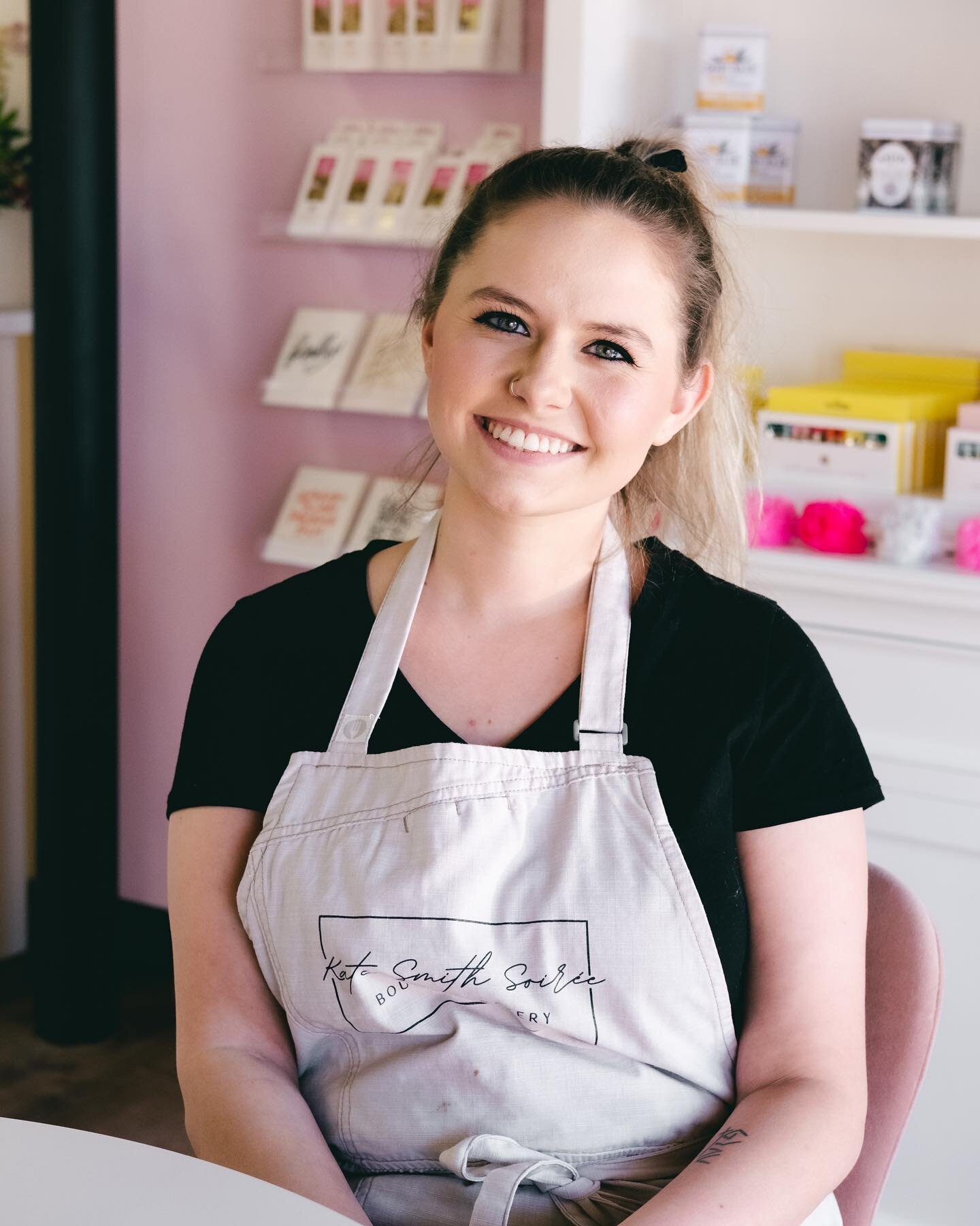 Say hello to Riley! Riley has been an assistant baker at Kate Smith Soir&eacute;e for 3 months! A few fun facts about Riley:
✨She is a licensed esthetician and makeup artist
✨Christmas is her favorite holiday
✨Her favorite treat from the bakery: Lite