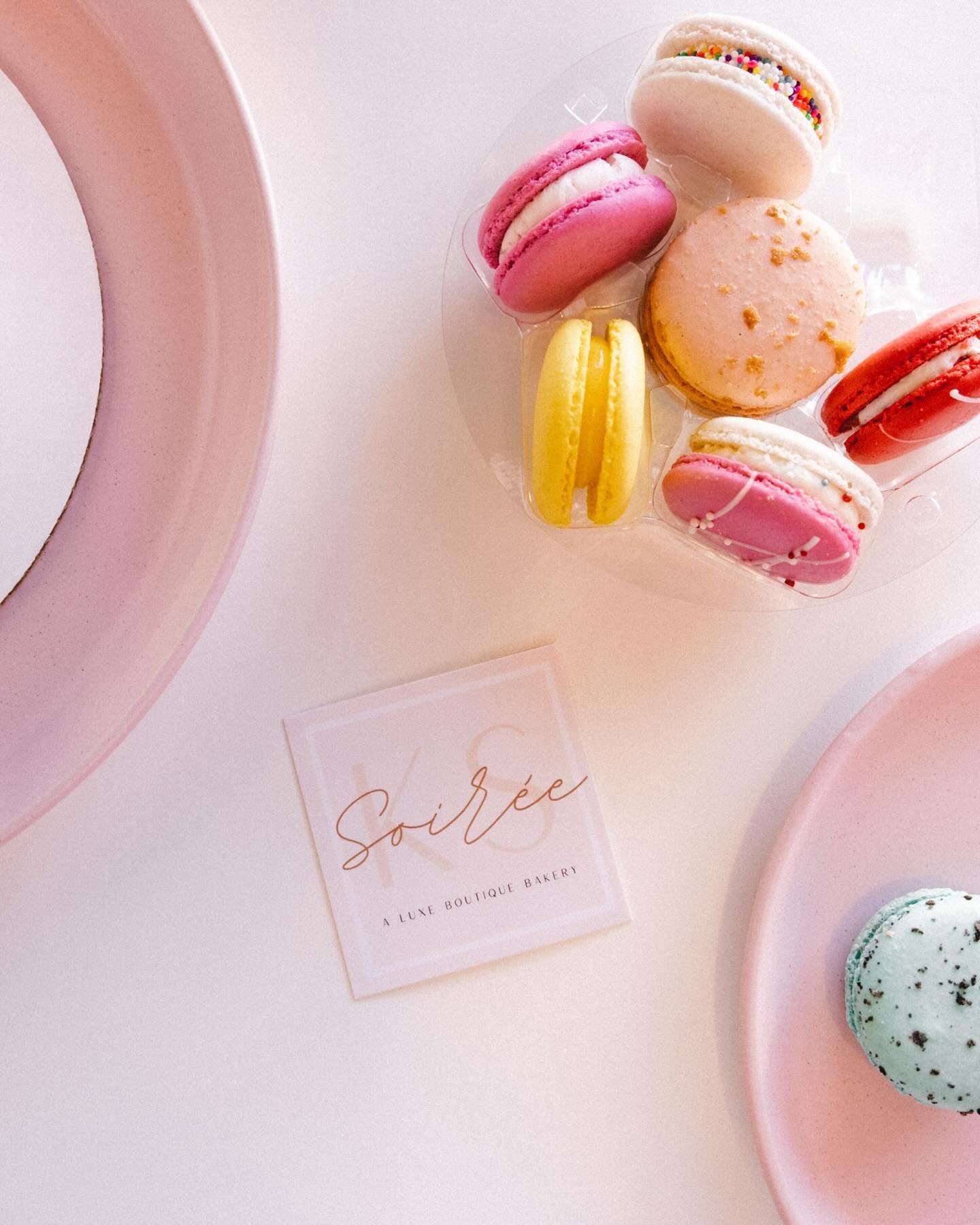 Need a macaron fix? We have 18 flavors in our store daily for you to choose from! Flavors are always rotating so each visit brings something new 😍