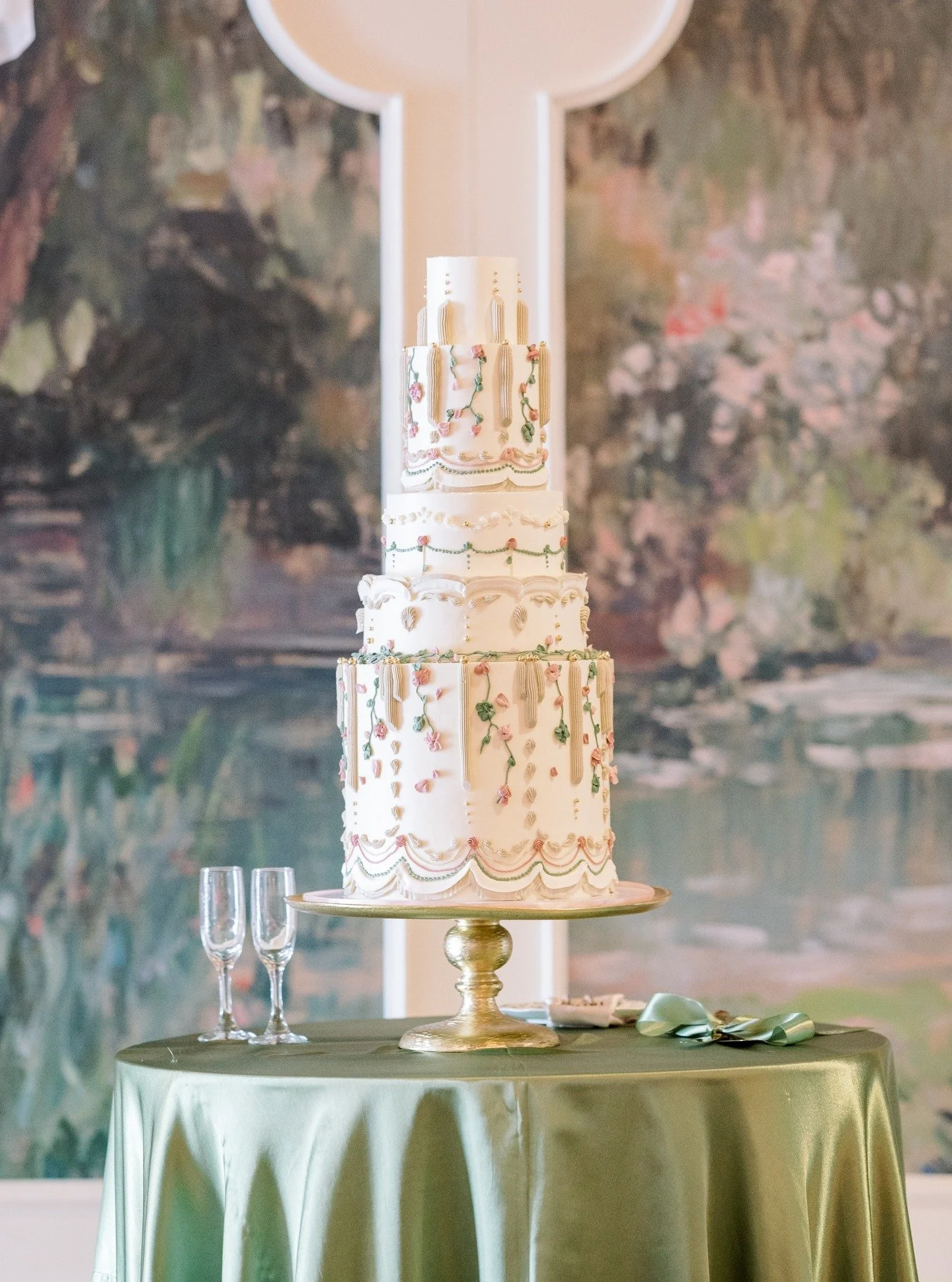 Details, details, details. 6 hours to decorate this semi-faux cake for The Guild's Open House and the whole day was everything I dreamed of.

Venue + Host + Bar: @theguildkc
Planning + Design: @theperfecttouchkc
Production + Rentals: @lelucilighting
