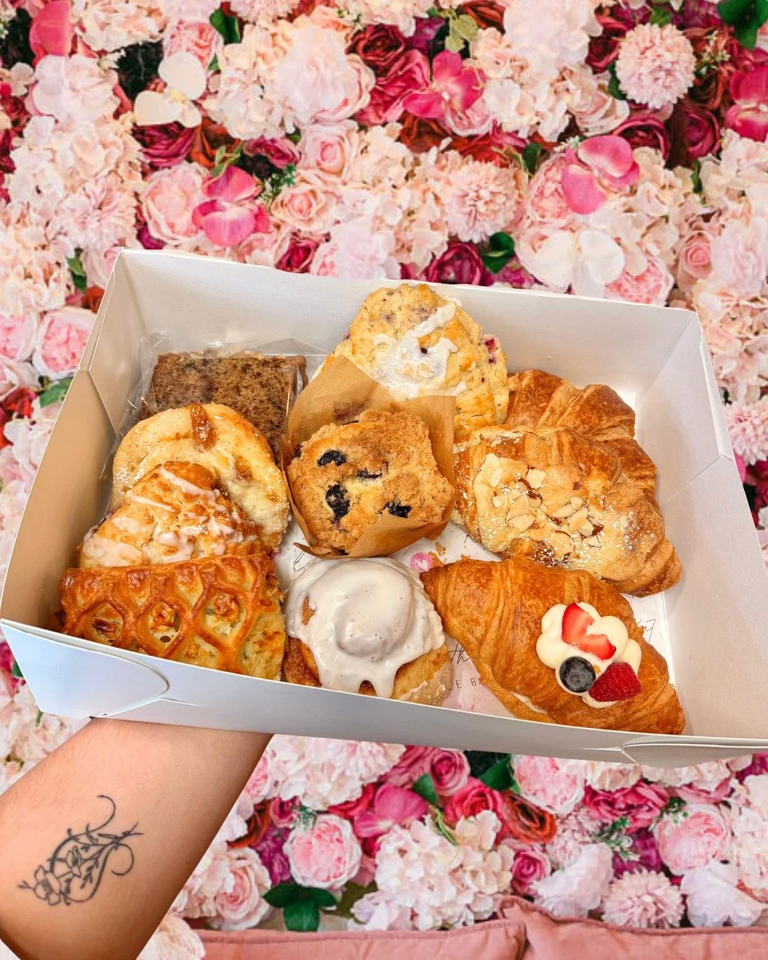 She&rsquo;s sweet, she&rsquo;s festive, she&rsquo;s the Thanksgiving Pastry Box. Let us take care of breakfast so you can focus on preparing your feast!

Perfect for hosting, gifting, or just treating yourself and taking one less thing off of your to