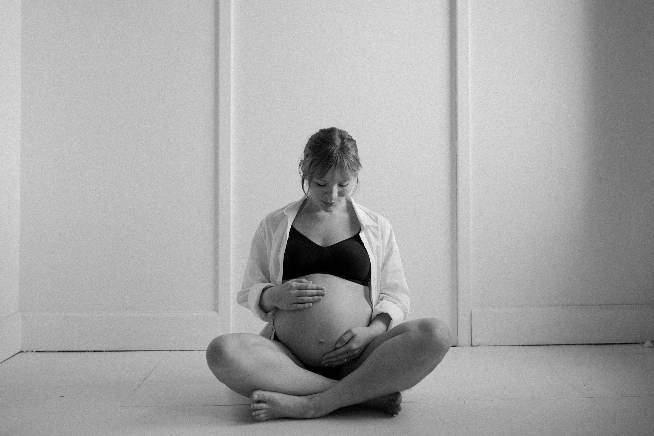 Monochrome Maternity_-66.jpg