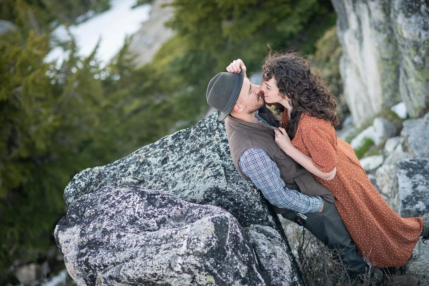 Congrats to @cortdcox and @corndogrose! Had such a nice time on the mountain doing some engagement photos with these lovely folks. 

#engagementphotos #skilift #mtashland #ashland #ashlandoregon #roguevalley #oregonphotographer #portraits #love #affe