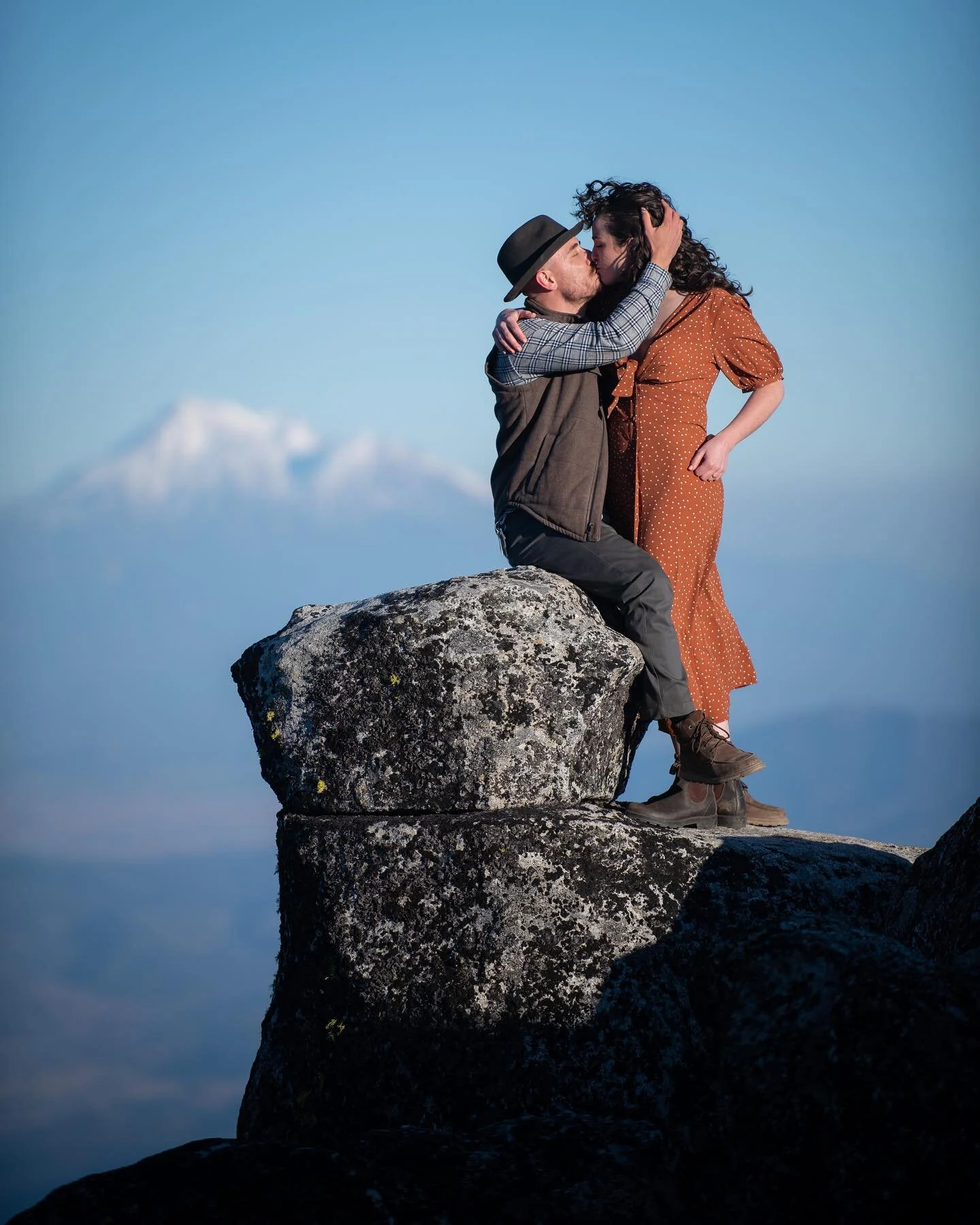 Beautiful night on the mountain with these two sweethearts! 

#engagementphotos #engagement #portraits #shasta #mtshasta #mta #oregon #oregonphotographer #shastatrinitynationalforest #ashland @cortdcox @corndogrose