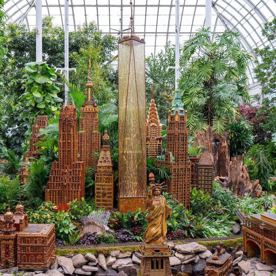 👀Looking for something fun to do for the holidays? Try the @nybg Holiday Train Show in The Bronx 🎄🚂 and the Holiday Markets and the Christmas Markets and Holiday Lights Tour 🎁💡 in Manhattan with us! Give yourself a little extra HoHoHo and some F