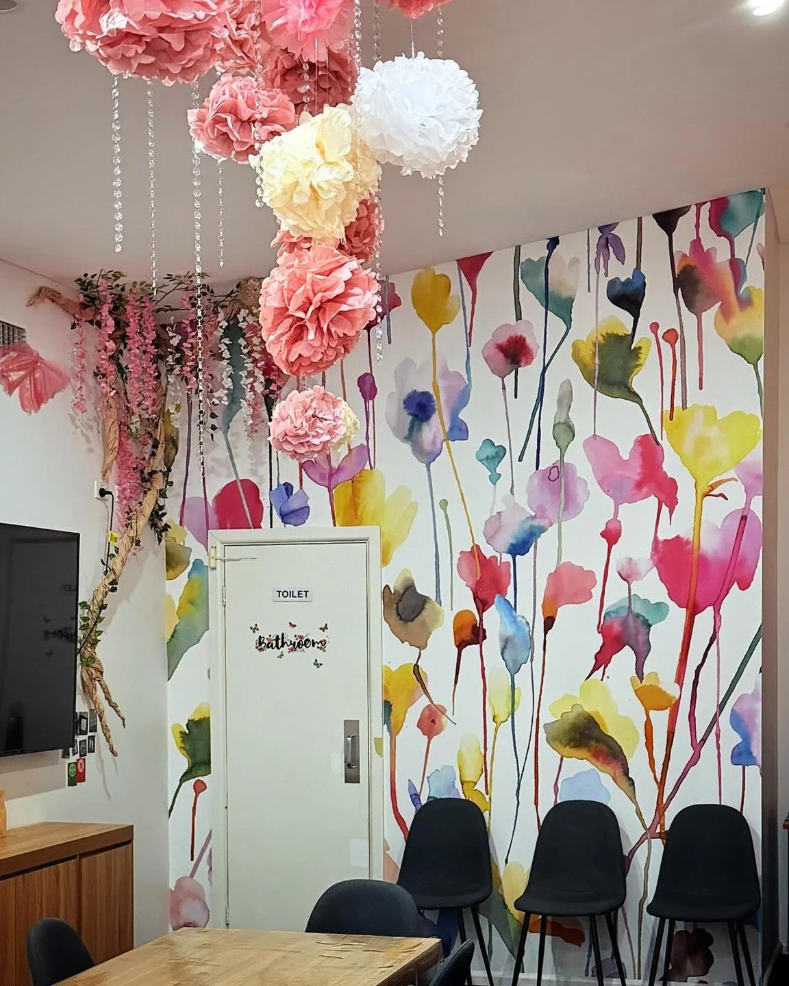 When colour does the talking 🌸

A joyful traditional wallpaper installation at @elomacare that instantly lifts the room and adds character from floor to ceiling.

#traditionalwallpaper #wallpaperinstallation #tvisualconcepts #interiordesign #roomtra