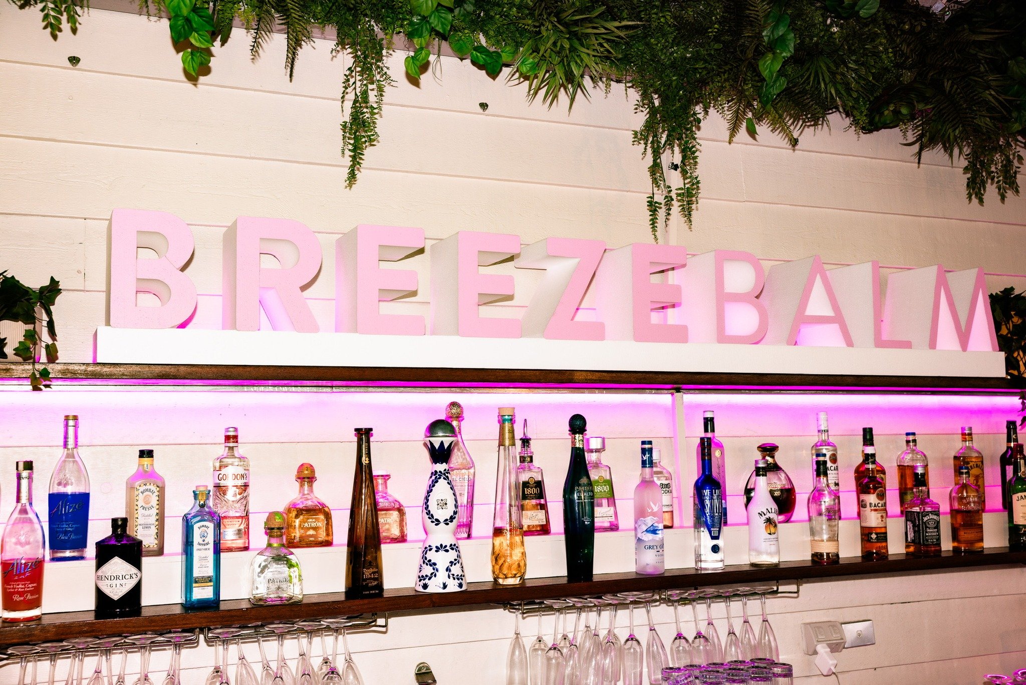 More incredible photos courtesy of @breeze.balm and @theislandsydney 🌴

A perfect showcase of how considered signage can elevate the whole event, seamlessly blending with the environment while making a bold, memorable statement.

We specialise in ac