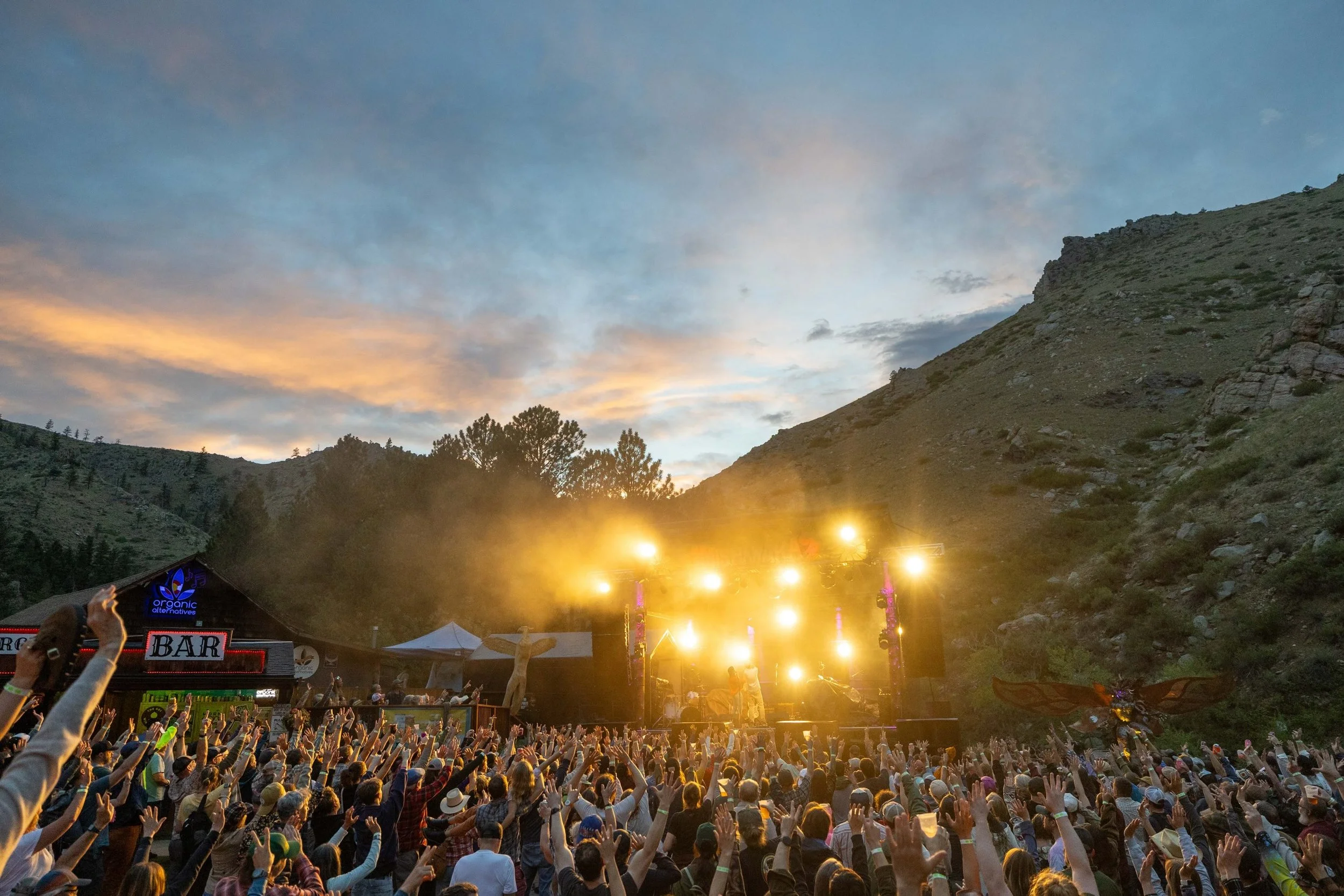 DREAM GIG...so grateful to @thewoodbros and @mishawakawakaampitheatre for having us open the show on this unforgettable evening in Colorado! Fueled up for more mountain shows, see below! ❤️

SWAY SUMMER:
7.15 Avon, CO @avonlive 🐱
7.16 Del Norte, CO 