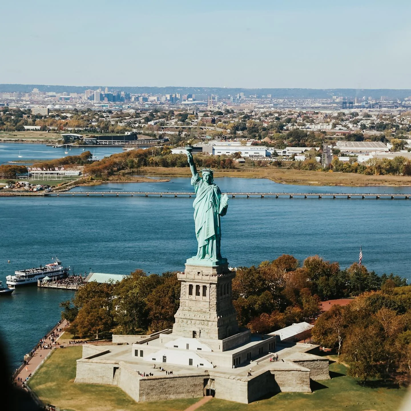 🗽🚁

#nyc #newyork #newyorkcity #statueofliberty #helicopter #fotografie #photography #photooftheday #picoftheday #videography #cinematography #canon #canoneos6d #canoneosr #blackmagicdesign #bmpcc6kpro #travel