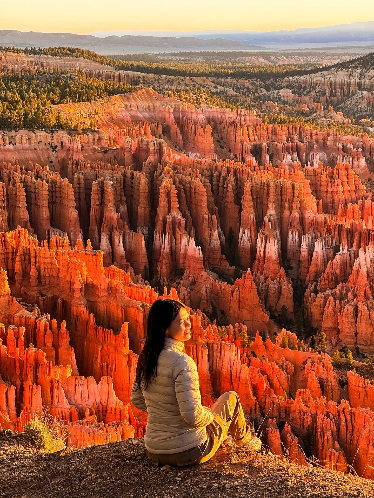 Add sunrise in Bryce Canyon to your bucket list โ๏ธ
If in Utah, you can’t skip sunrise at Inspiration Point or hiking the Navajo Loop Trail! The colors here are absolutely unreal ๐งก
——
Hi, I’m Cam ๐ along with my husband @a