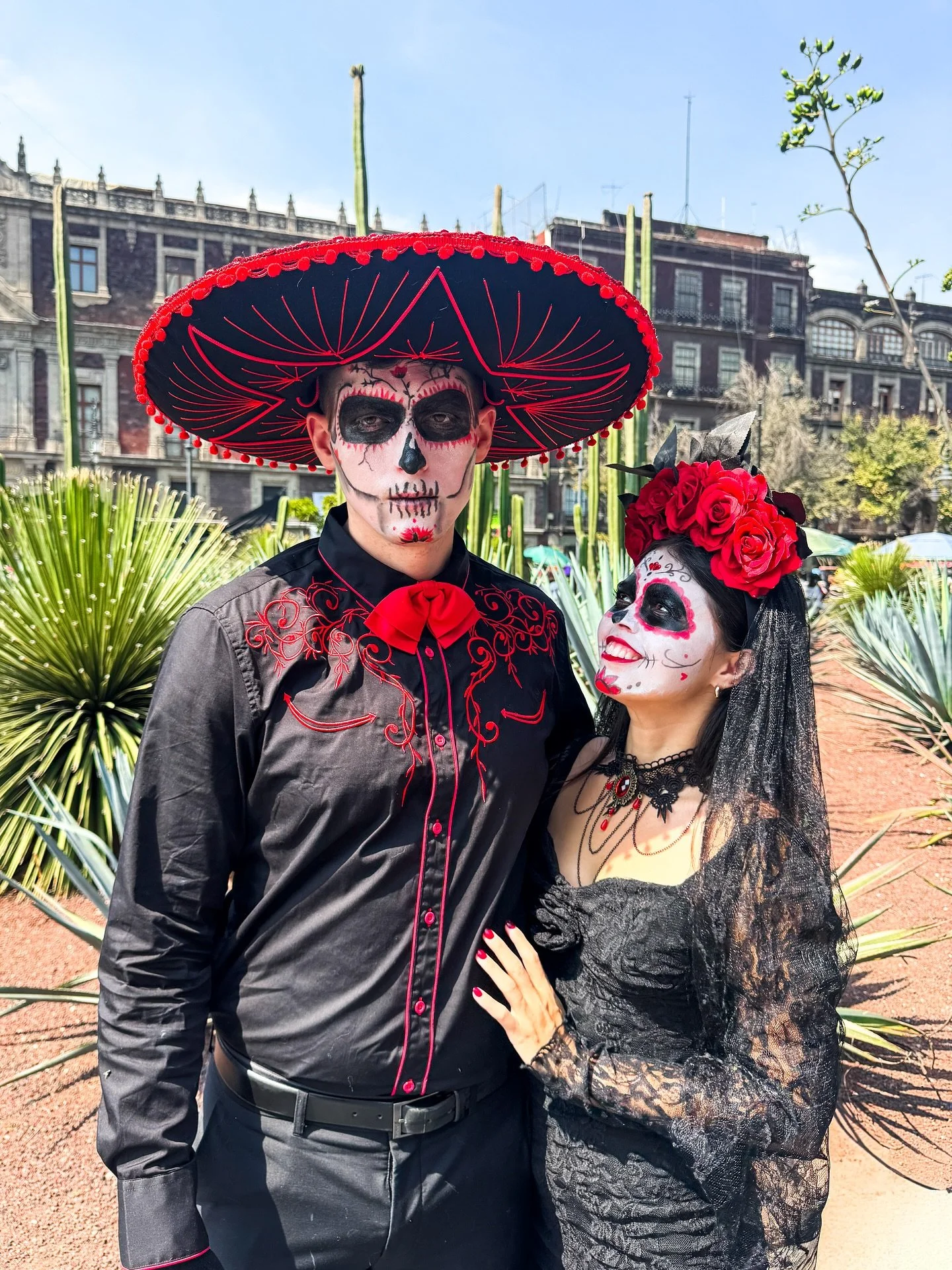 D&iacute;a de Muertos in Mexico City &hearts;️🇲🇽🖤

We had a blast exploring the city, being front row for the Gran Desfile de D&iacute;a de Muertos parade, and of course getting our La Catrina and El Catrin makeup done 💀

&mdash;&mdash;

Hi, I&rs